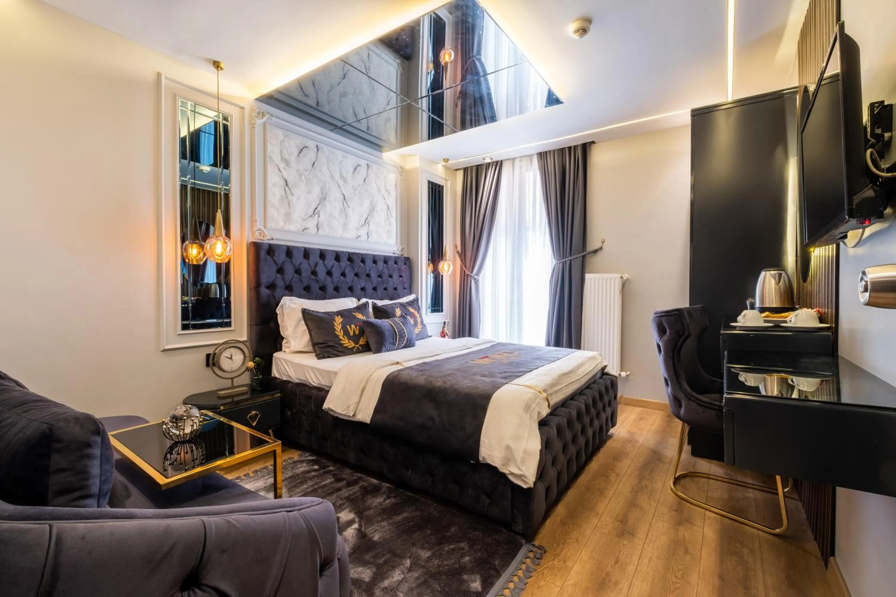 Photo of the whole room, Bed in Wind Suit