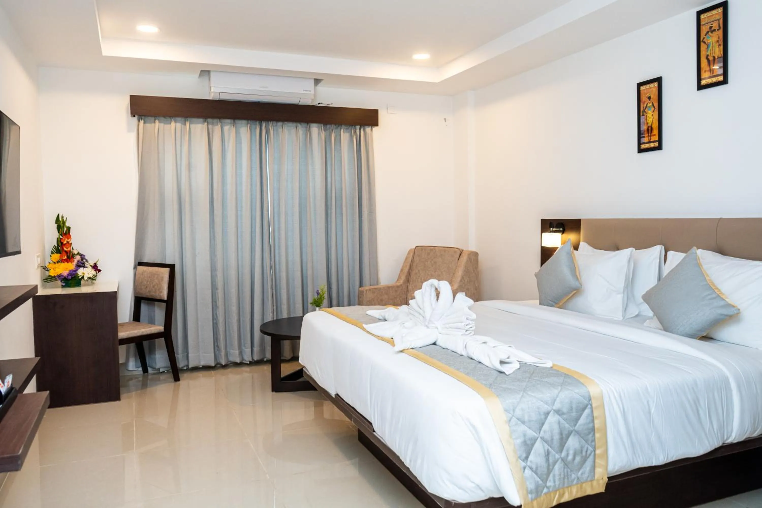 Bedroom, Bed in Marksman Resort