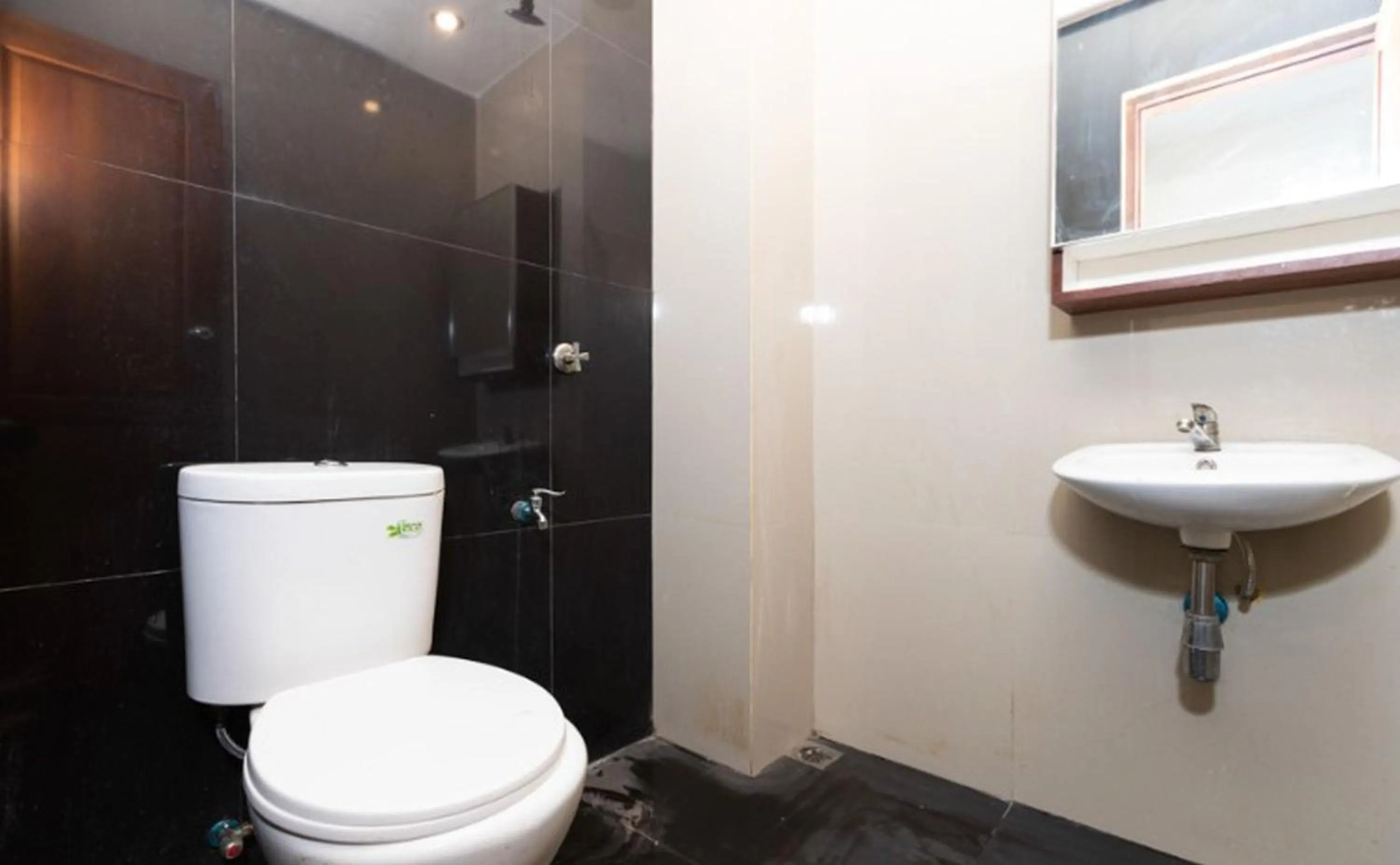 Bathroom in RedDoorz Syariah @ Batua Raya