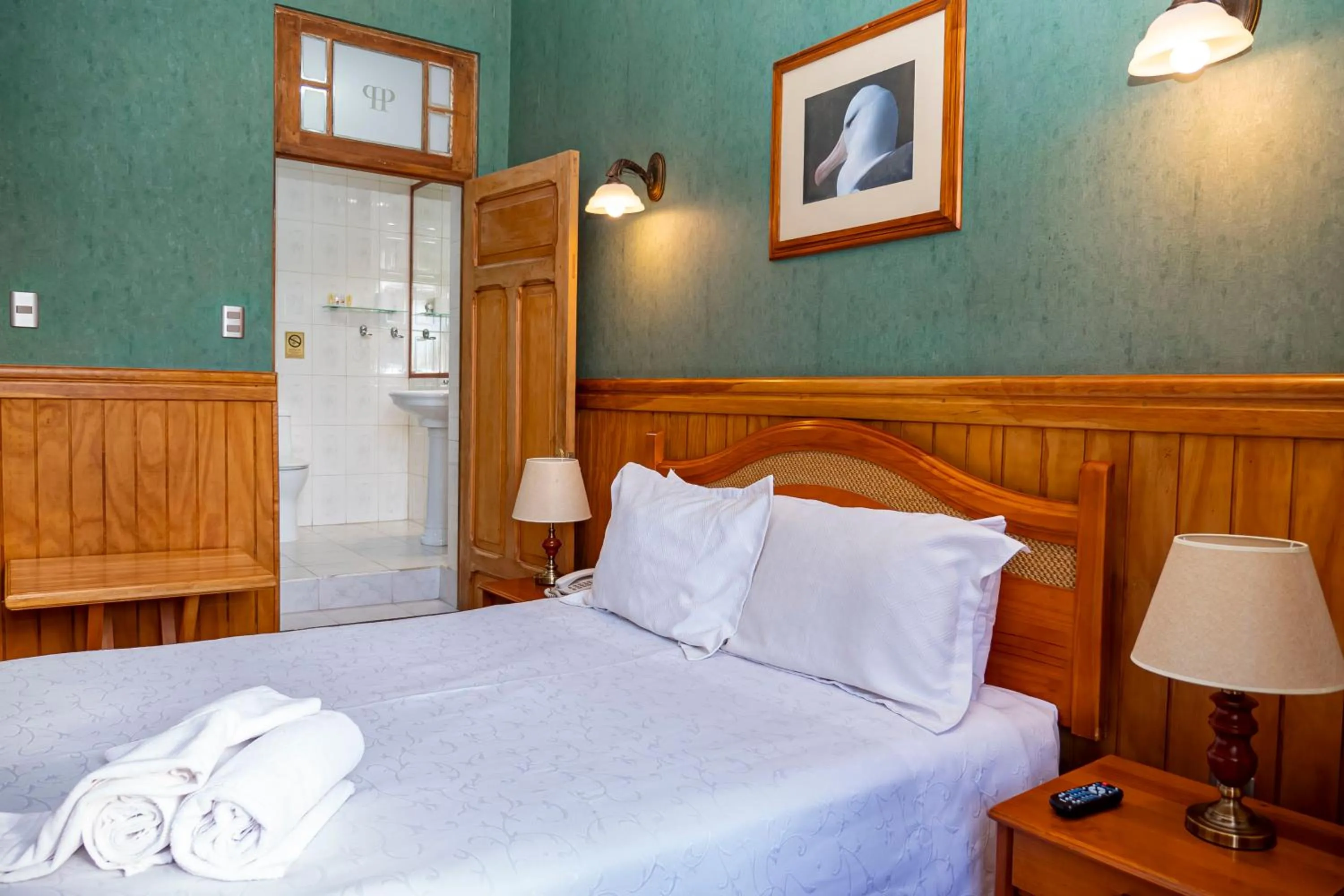 Bathroom, Bed in Hotel Plaza