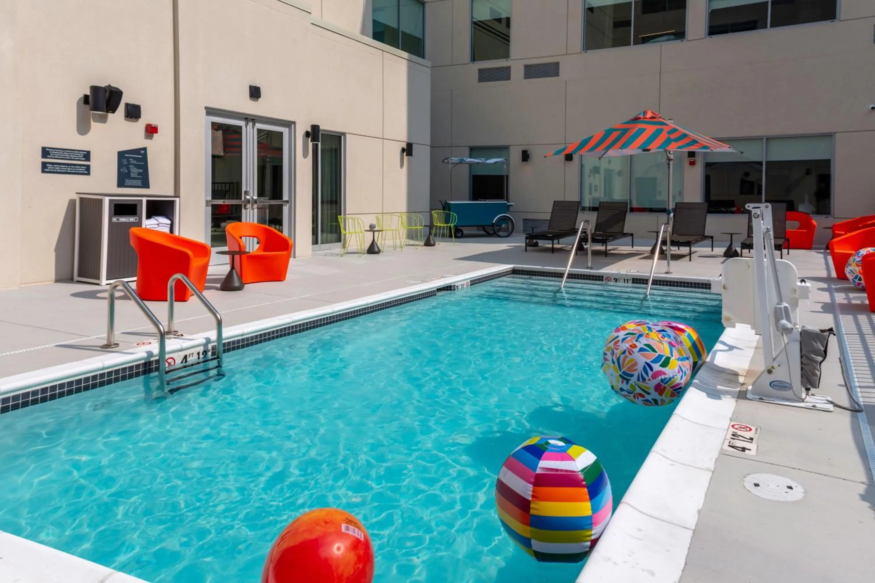 Swimming pool in Aloft Nashville Airport