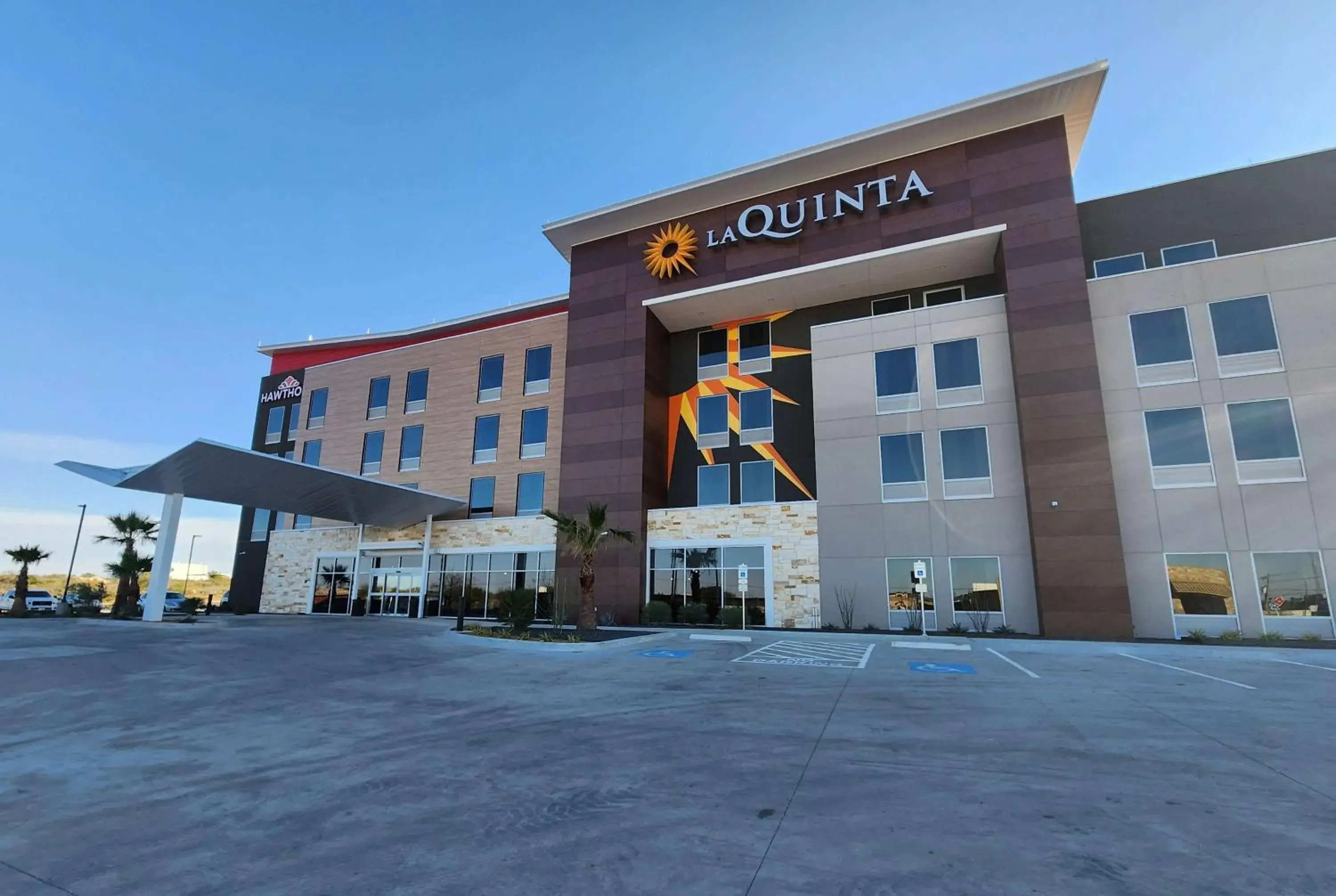 Property building in La Quinta Inn & Suites by Wyndham Del Rio Property building in La Quinta Inn & Suites by Wyndham Del Rio