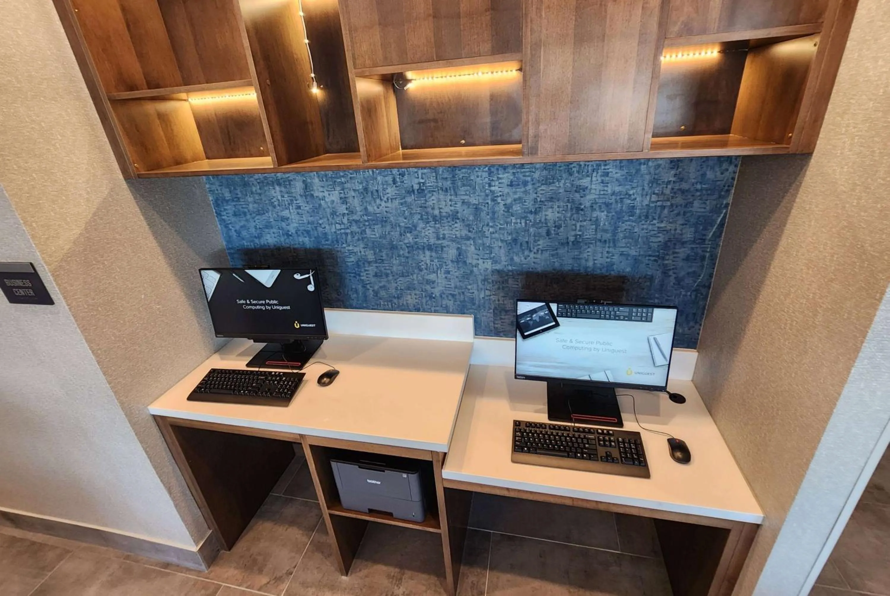 Business facilities in La Quinta Inn & Suites by Wyndham Del Rio