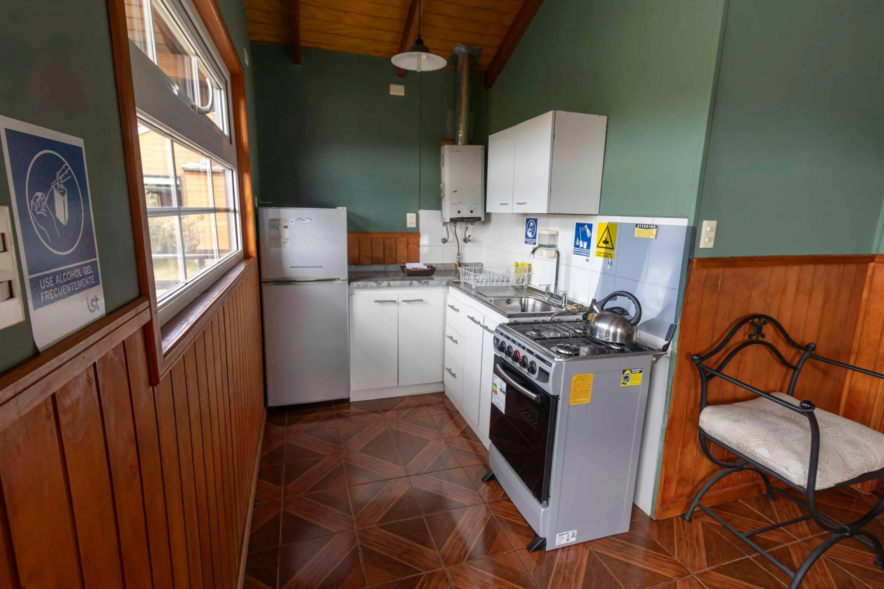 Kitchen or kitchenette in Cabañas Lago Tyndall