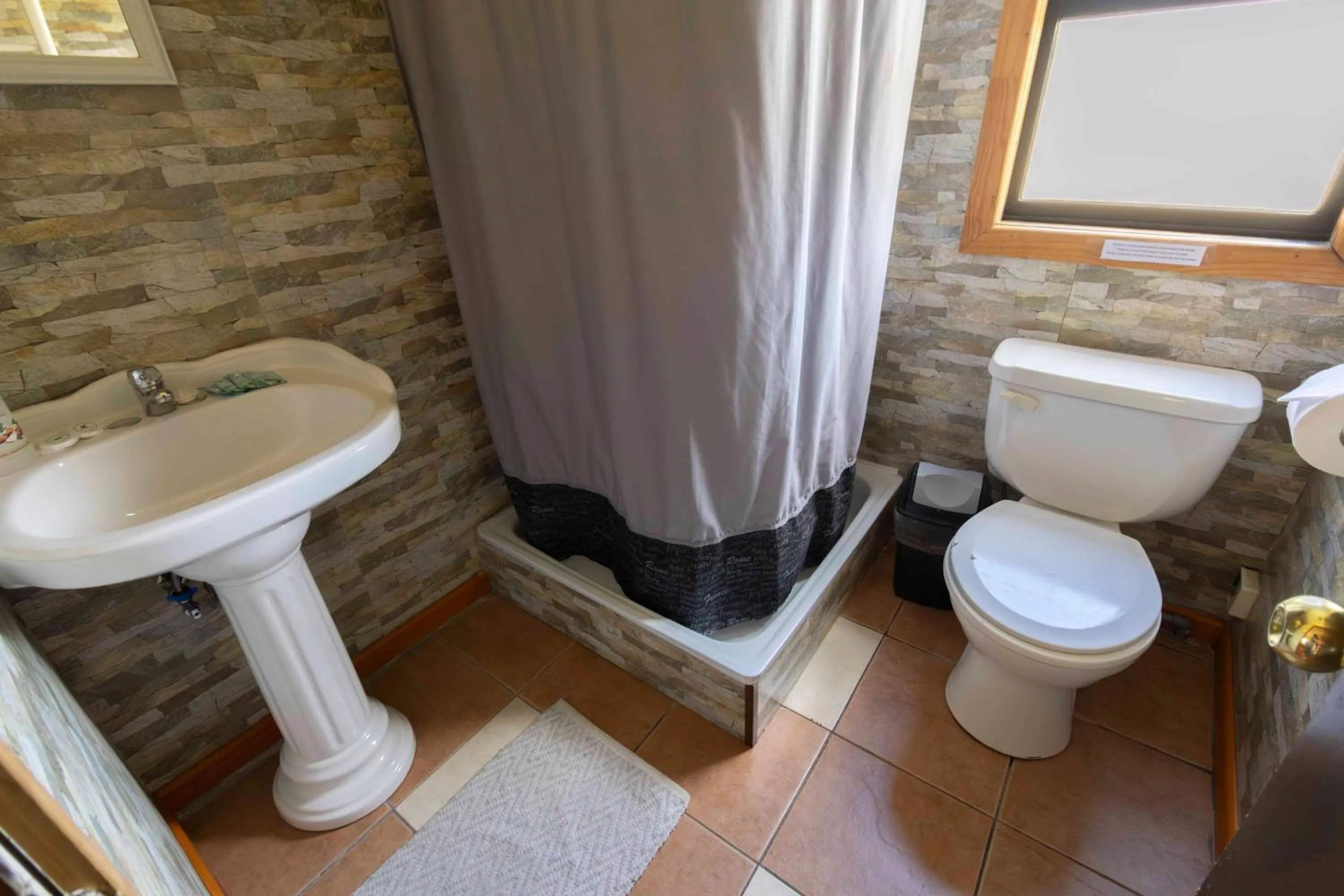 Shower in Cabañas Lago Tyndall