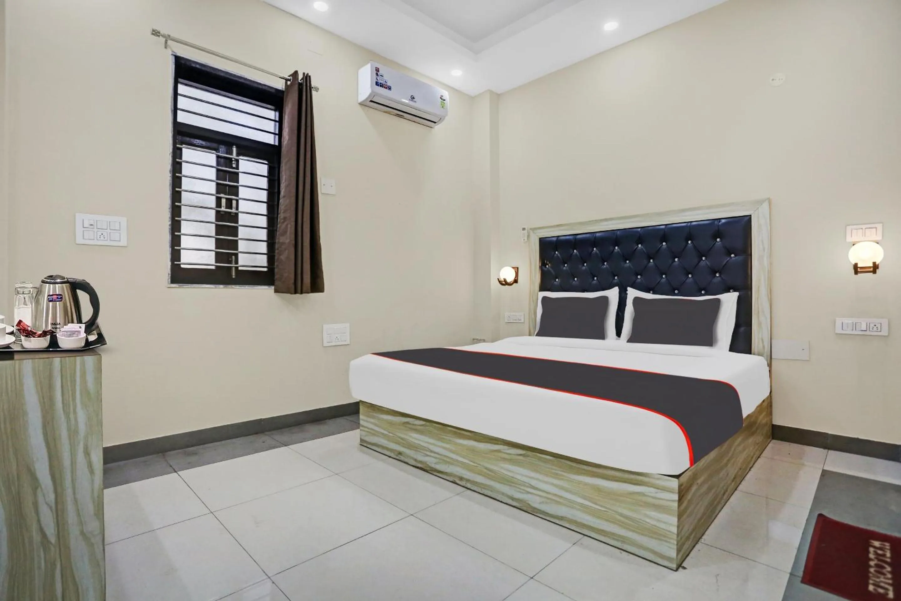 Bedroom in Collection O Metro View Ashok Vihar Near Shalimar Bagh Metro Station