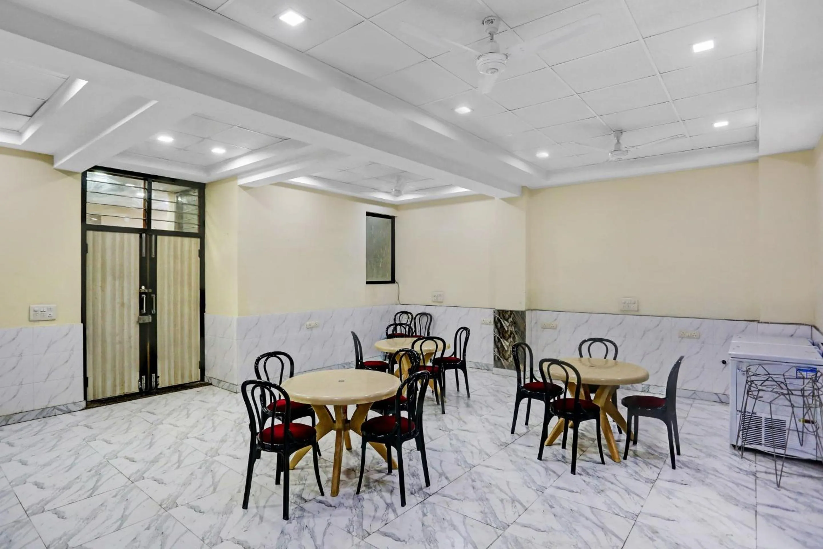 Restaurant/places to eat in Collection O Metro View Ashok Vihar Near Shalimar Bagh Metro Station