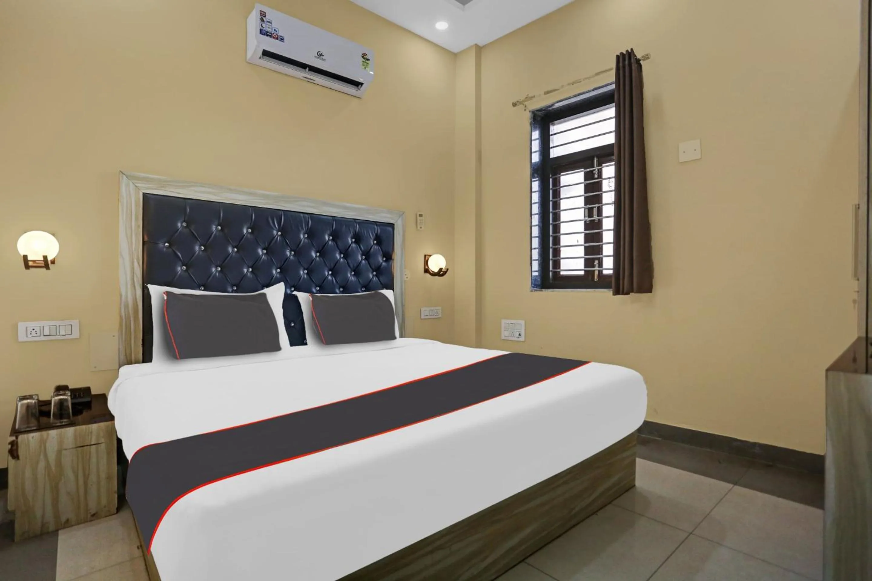 Bedroom in Collection O Metro View Ashok Vihar Near Shalimar Bagh Metro Station