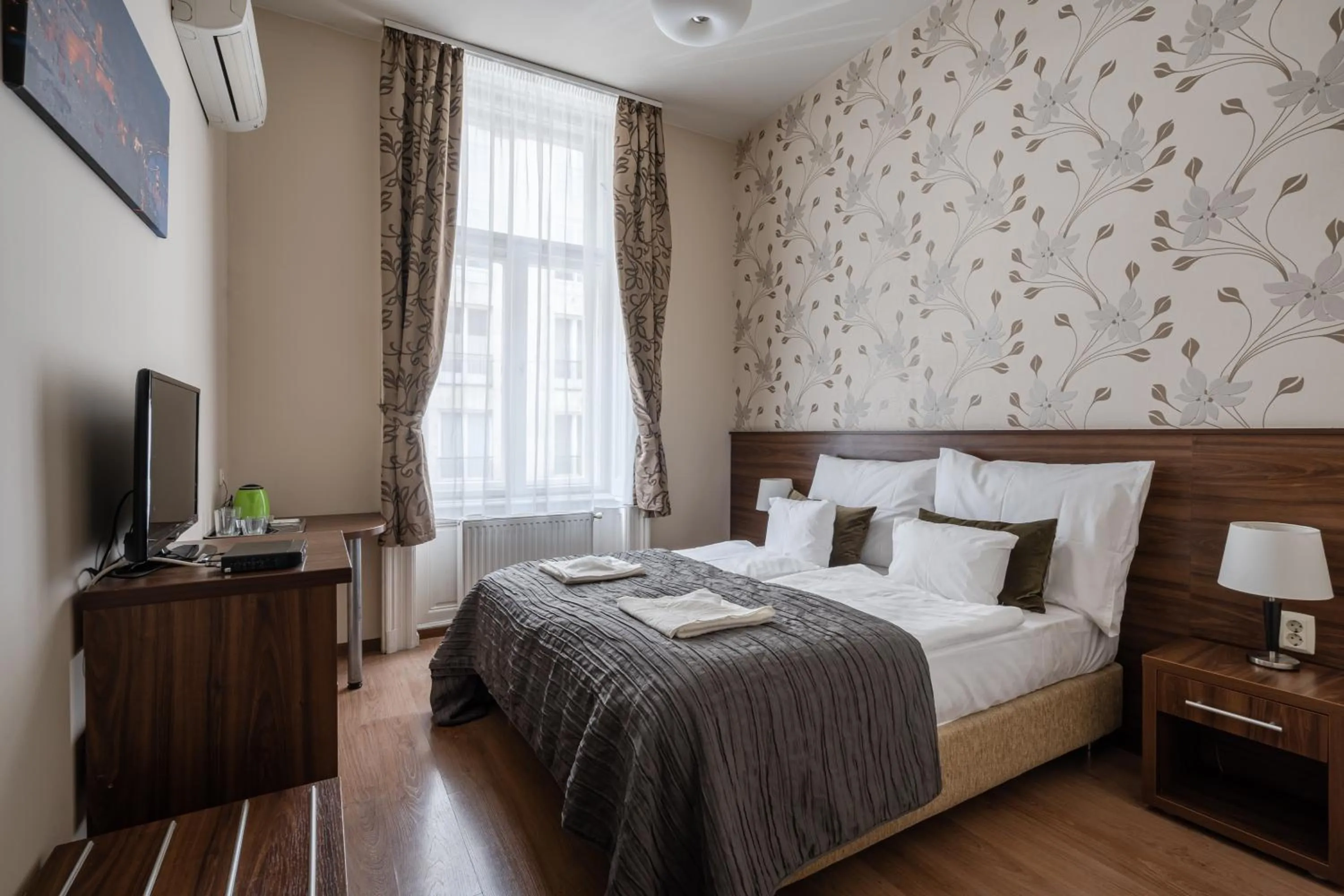 Bed in Elit Boutique Rooms- Best Location by BQA