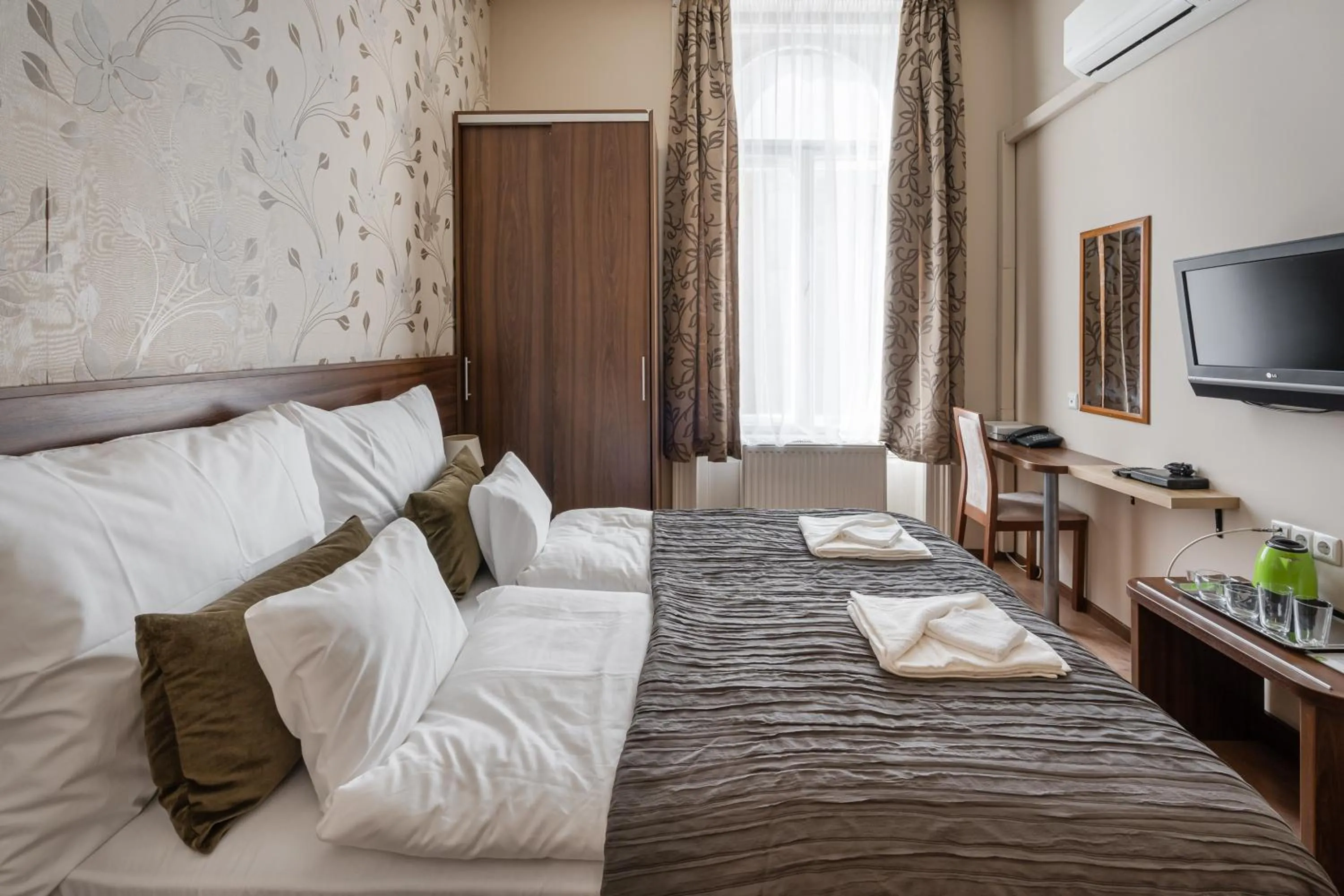 Bed in Elit Boutique Rooms- Best Location by BQA