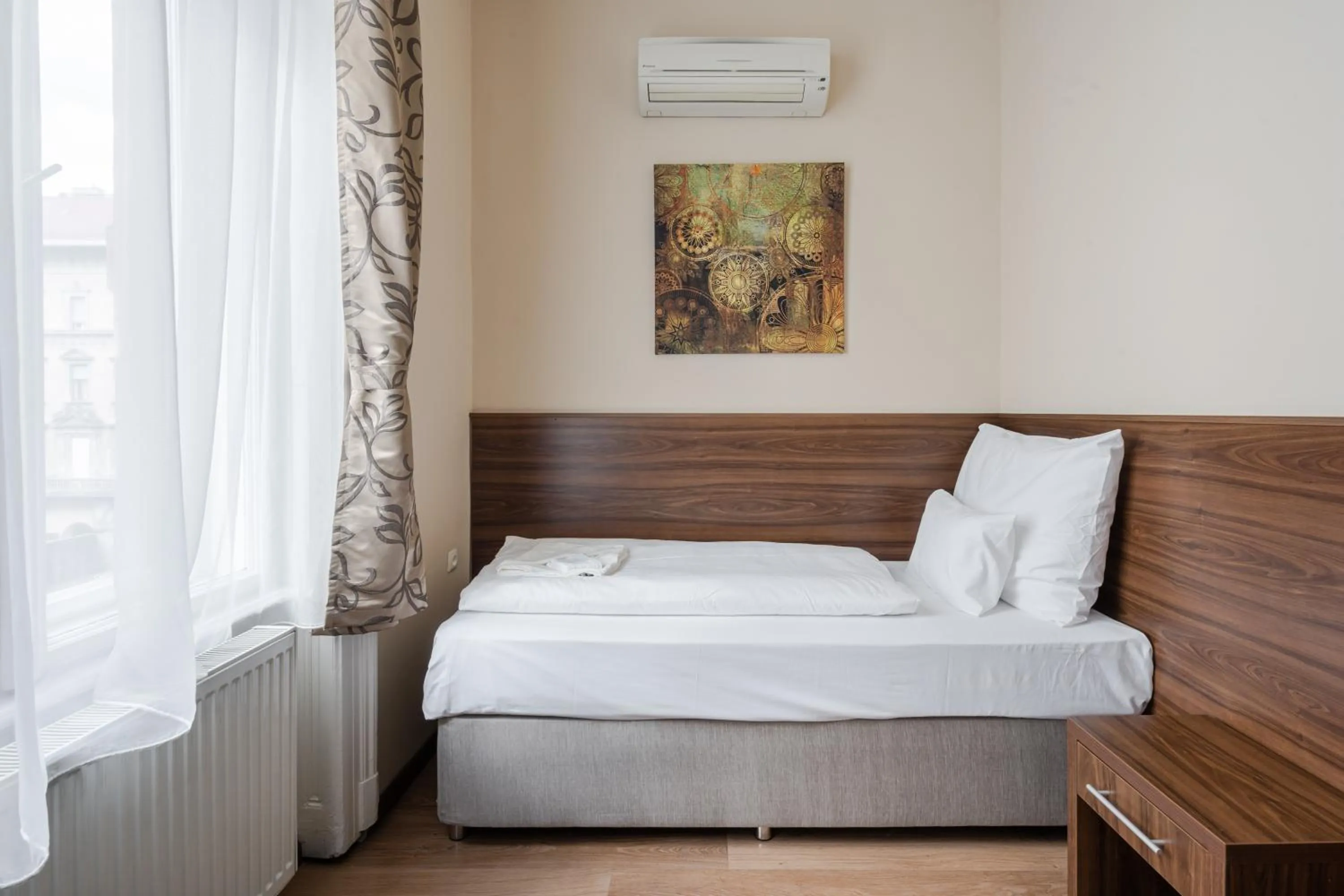 Bed in Elit Boutique Rooms- Best Location by BQA