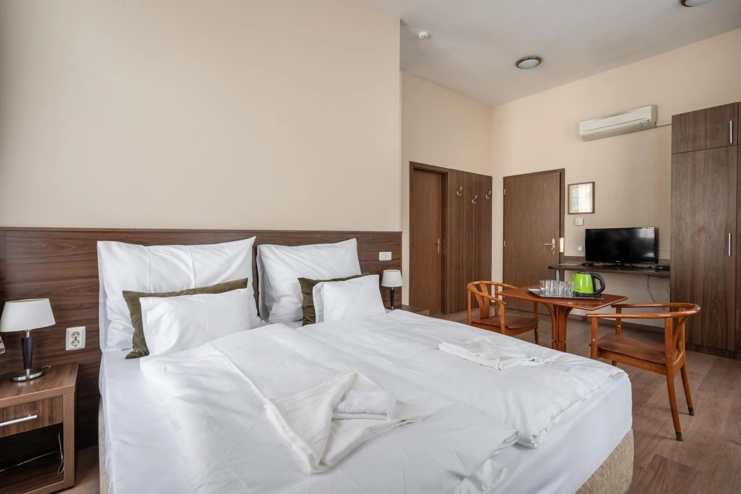 Bed in Elit Boutique Rooms- Best Location by BQA