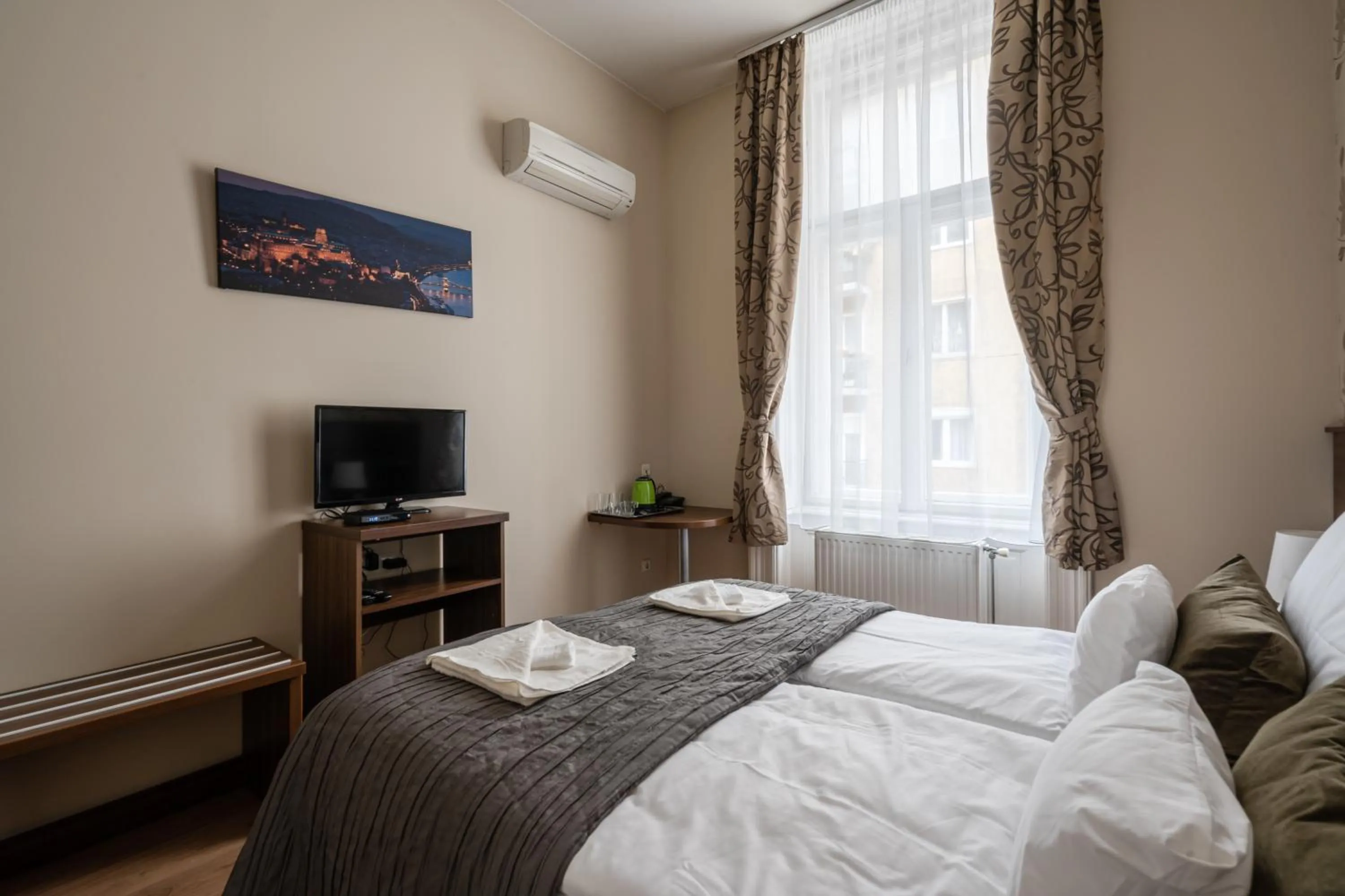 Bed in Elit Boutique Rooms- Best Location by BQA