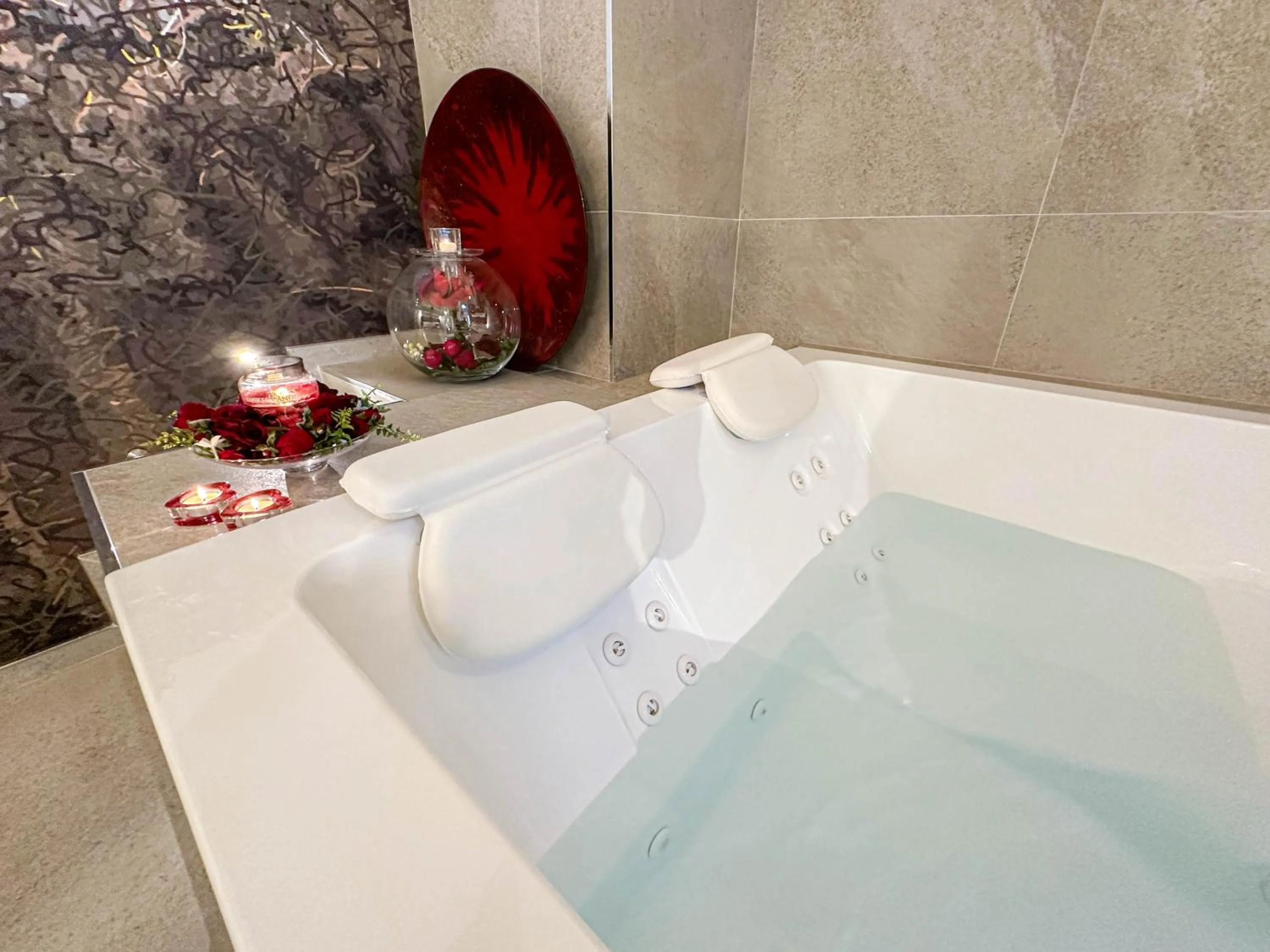 Hot Tub in Profumi di Primavera Luxury Rooms & Suite