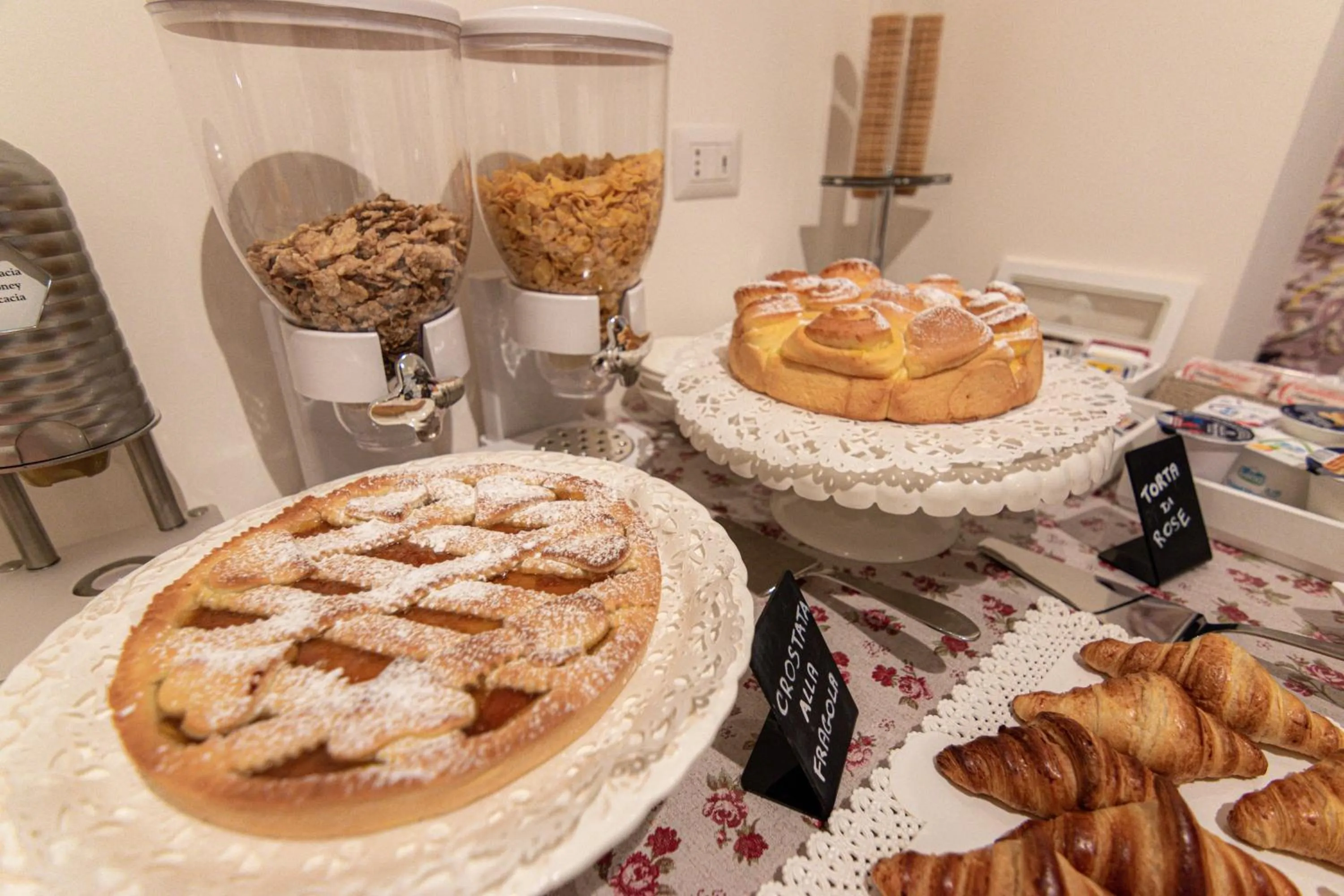 Buffet breakfast in Profumi di Primavera Luxury Rooms & Suite