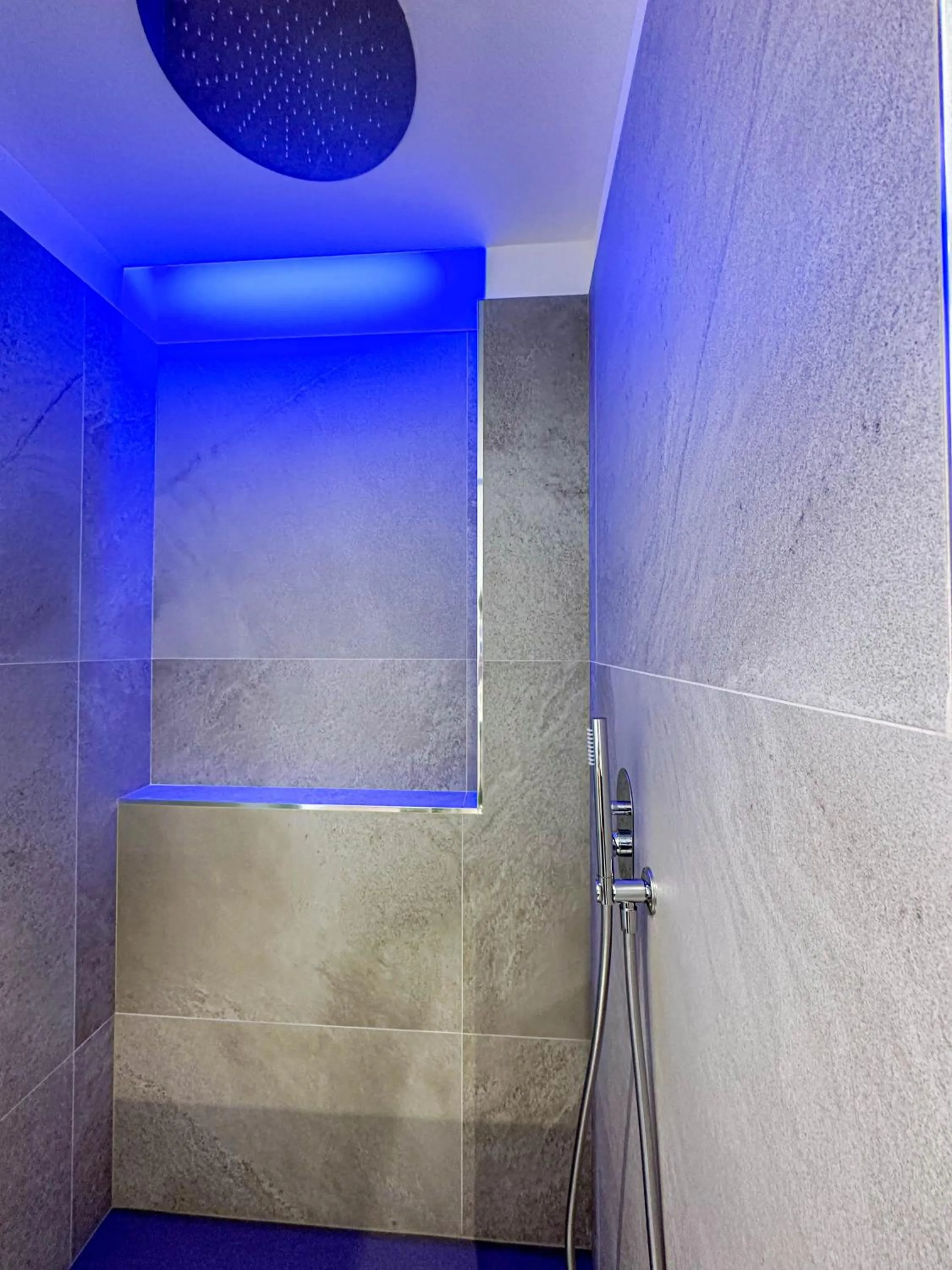 Shower in Profumi di Primavera Luxury Rooms & Suite