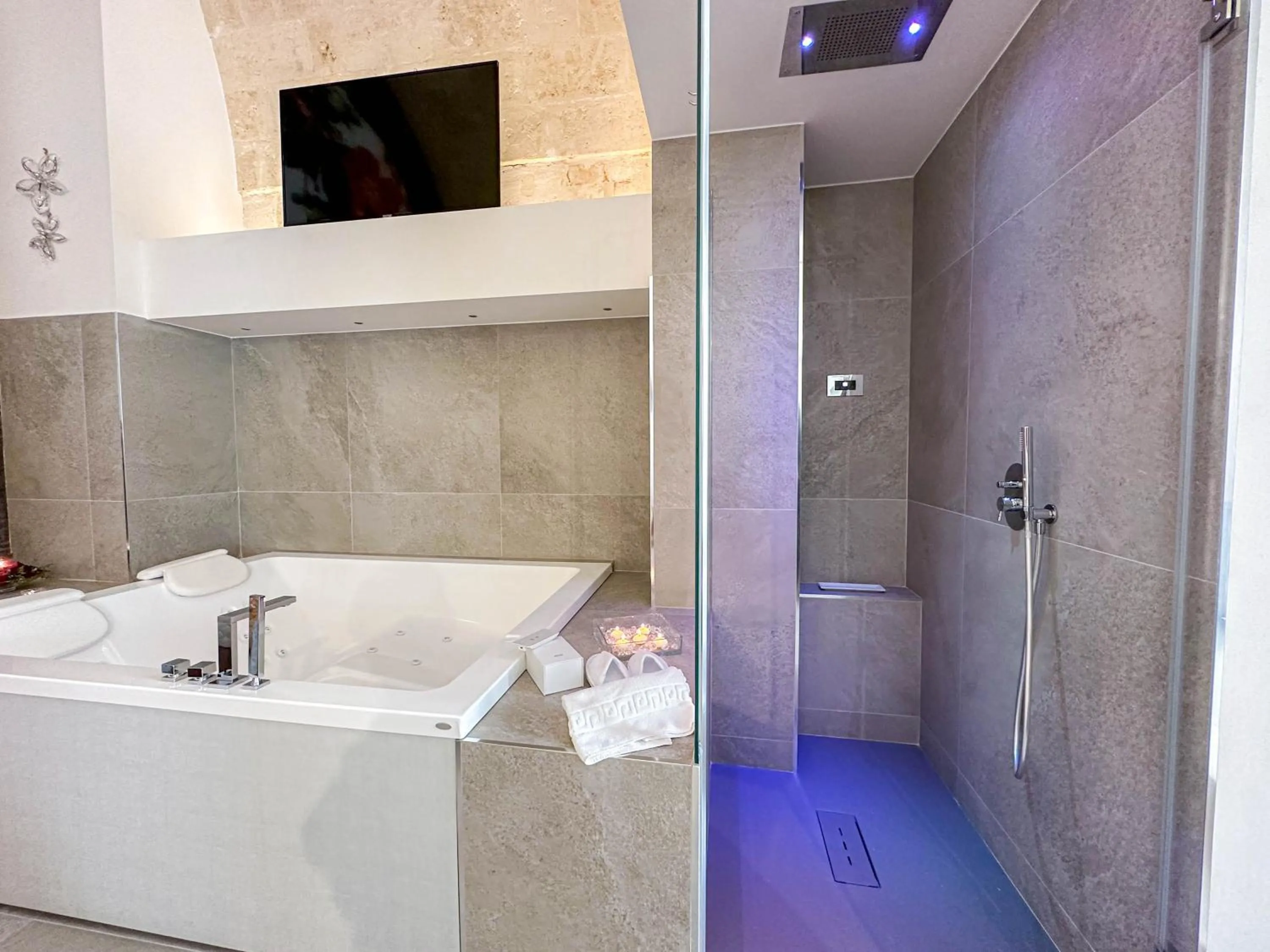 Shower in Profumi di Primavera Luxury Rooms & Suite