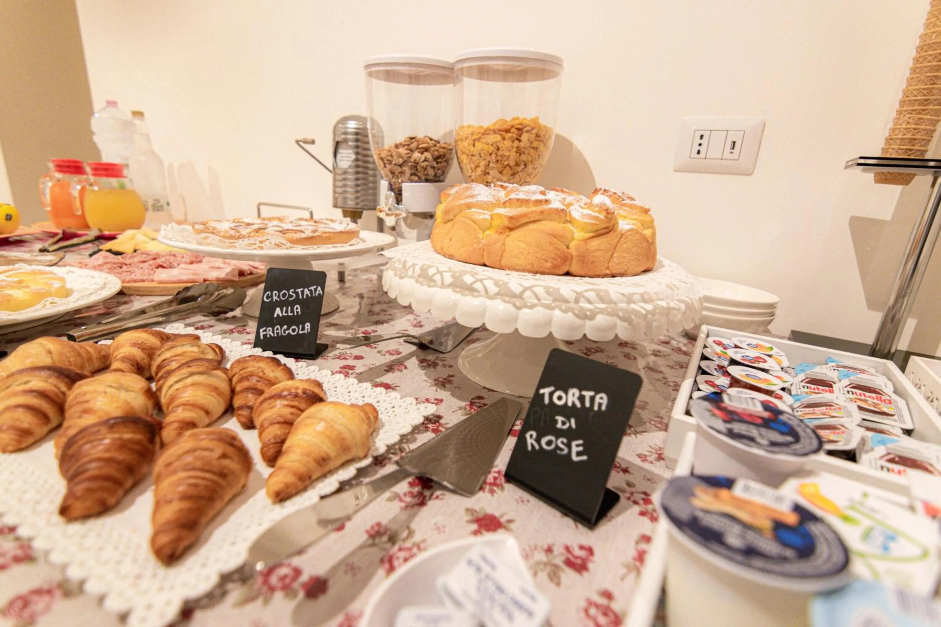 Buffet breakfast in Profumi di Primavera Luxury Rooms & Suite