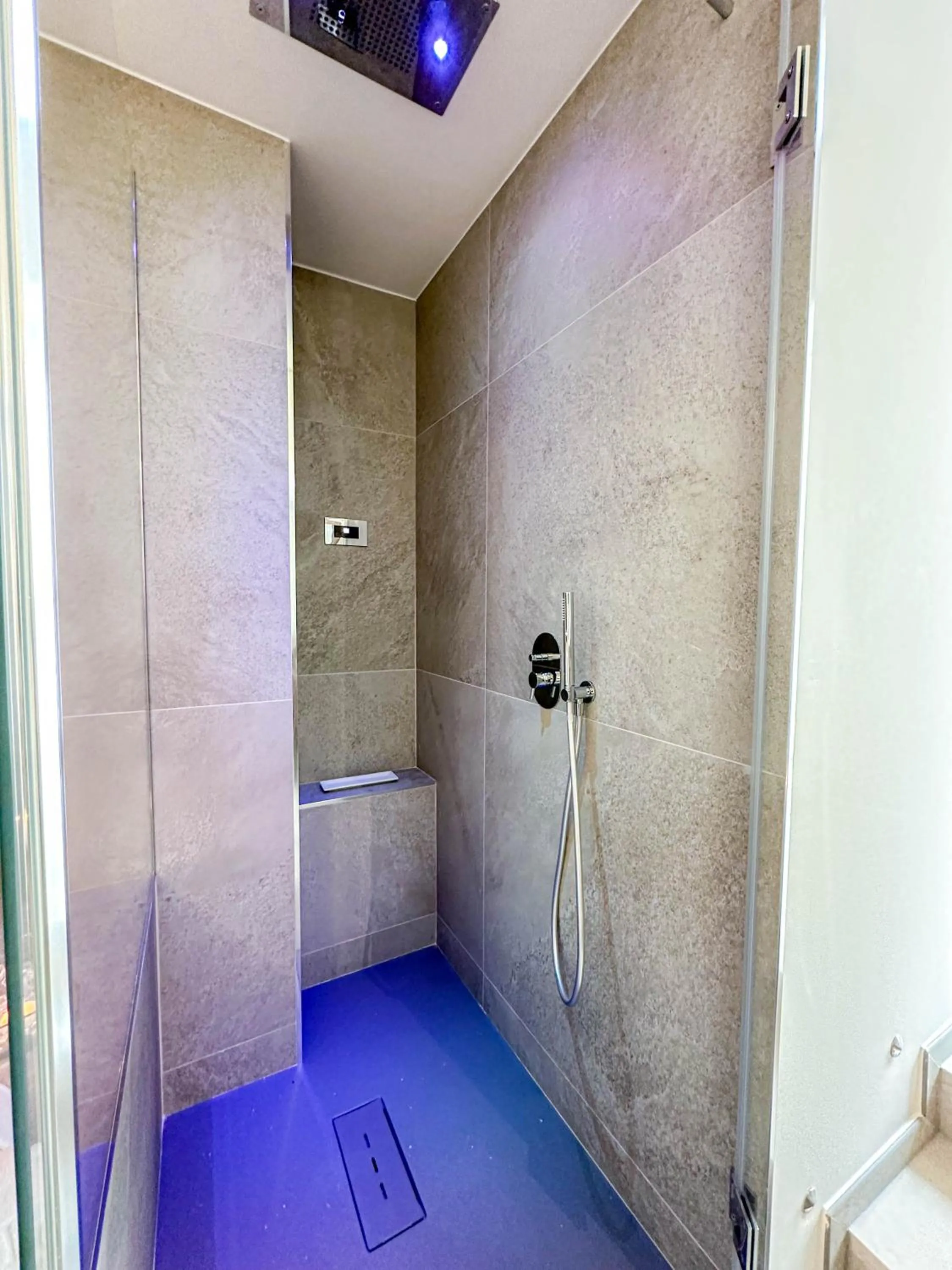Shower in Profumi di Primavera Luxury Rooms & Suite