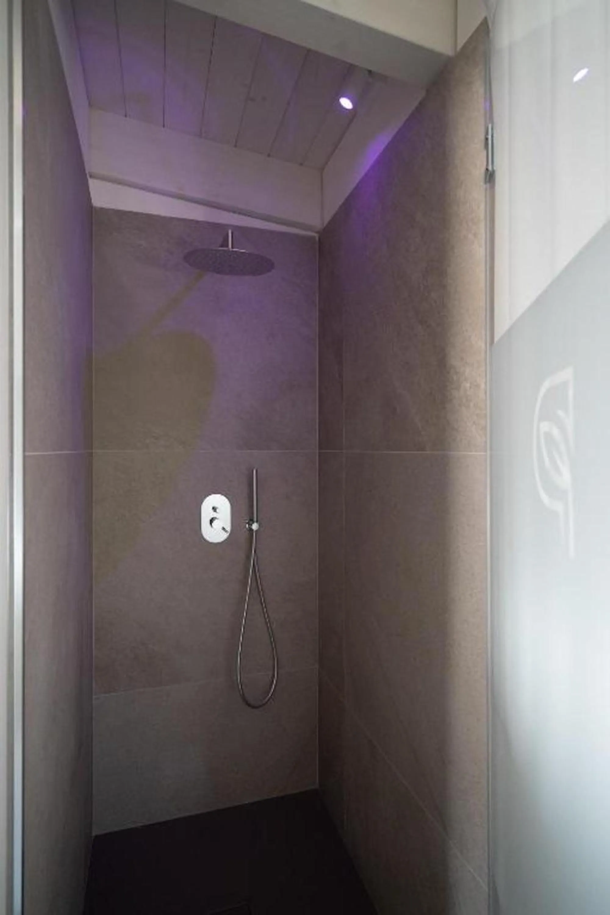 Shower in Profumi di Primavera Luxury Rooms & Suite