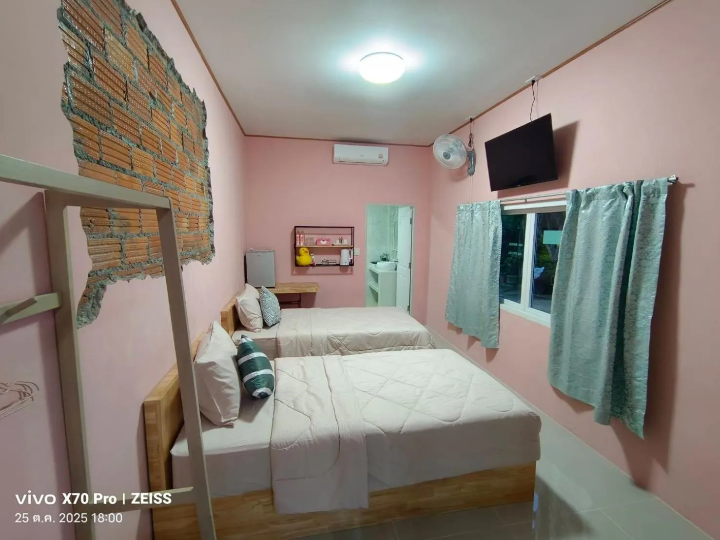 Bedroom, Bed in Da-Kanda Boutique