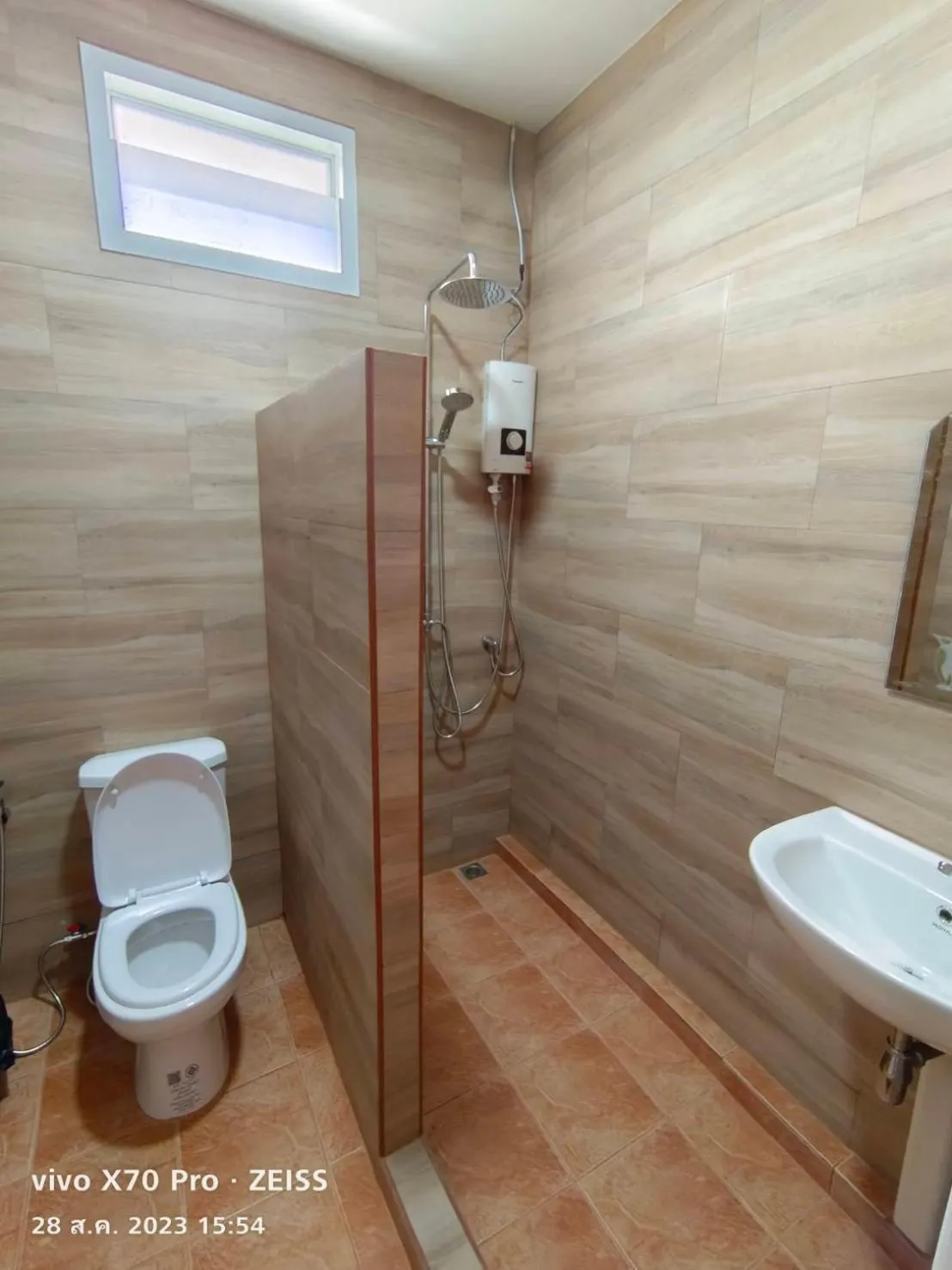 Shower in Da-Kanda Boutique