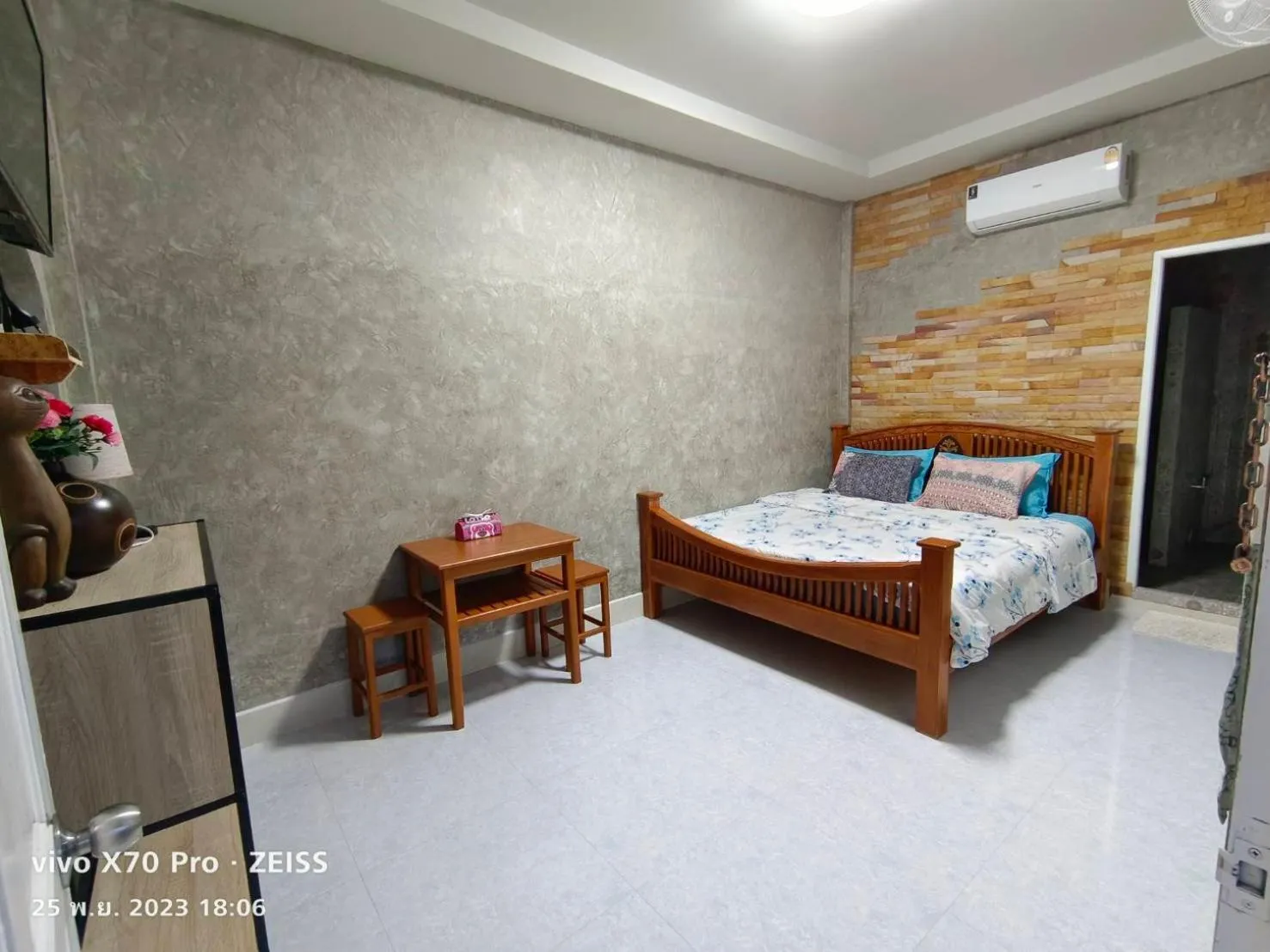 Photo of the whole room, Bed in Da-Kanda Boutique