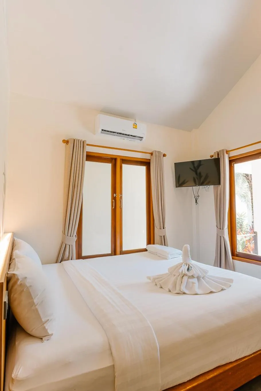 Bed in Diamond Beach Resort