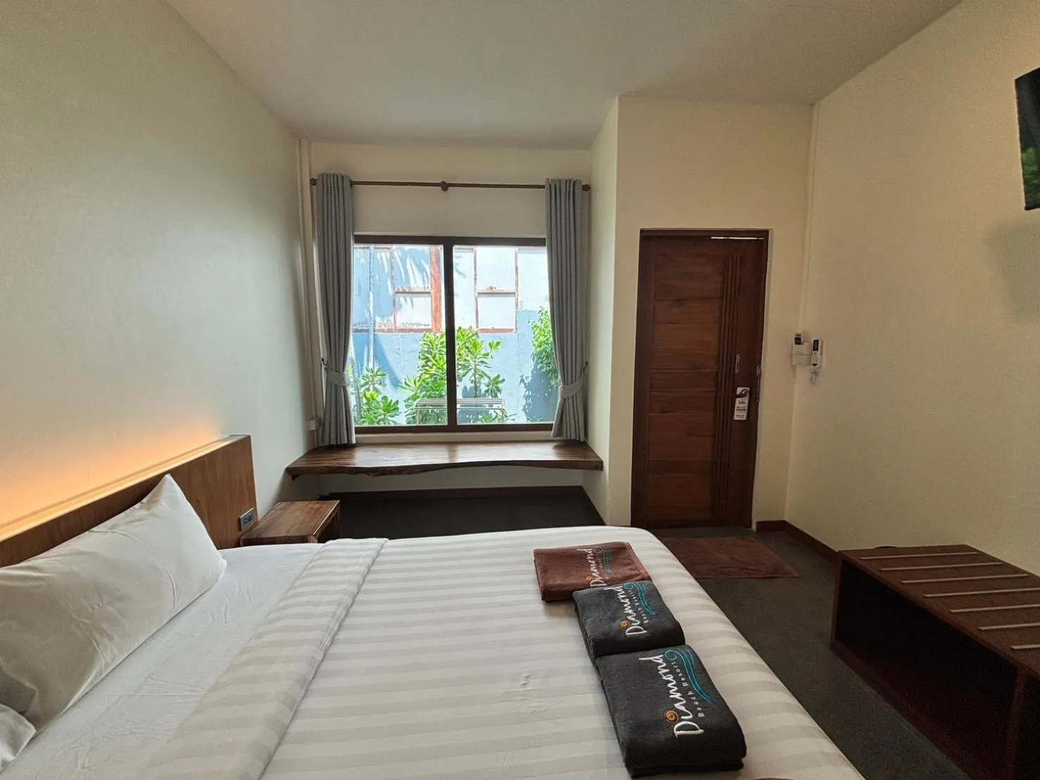 View (from property/room), Bed in Diamond Beach Resort