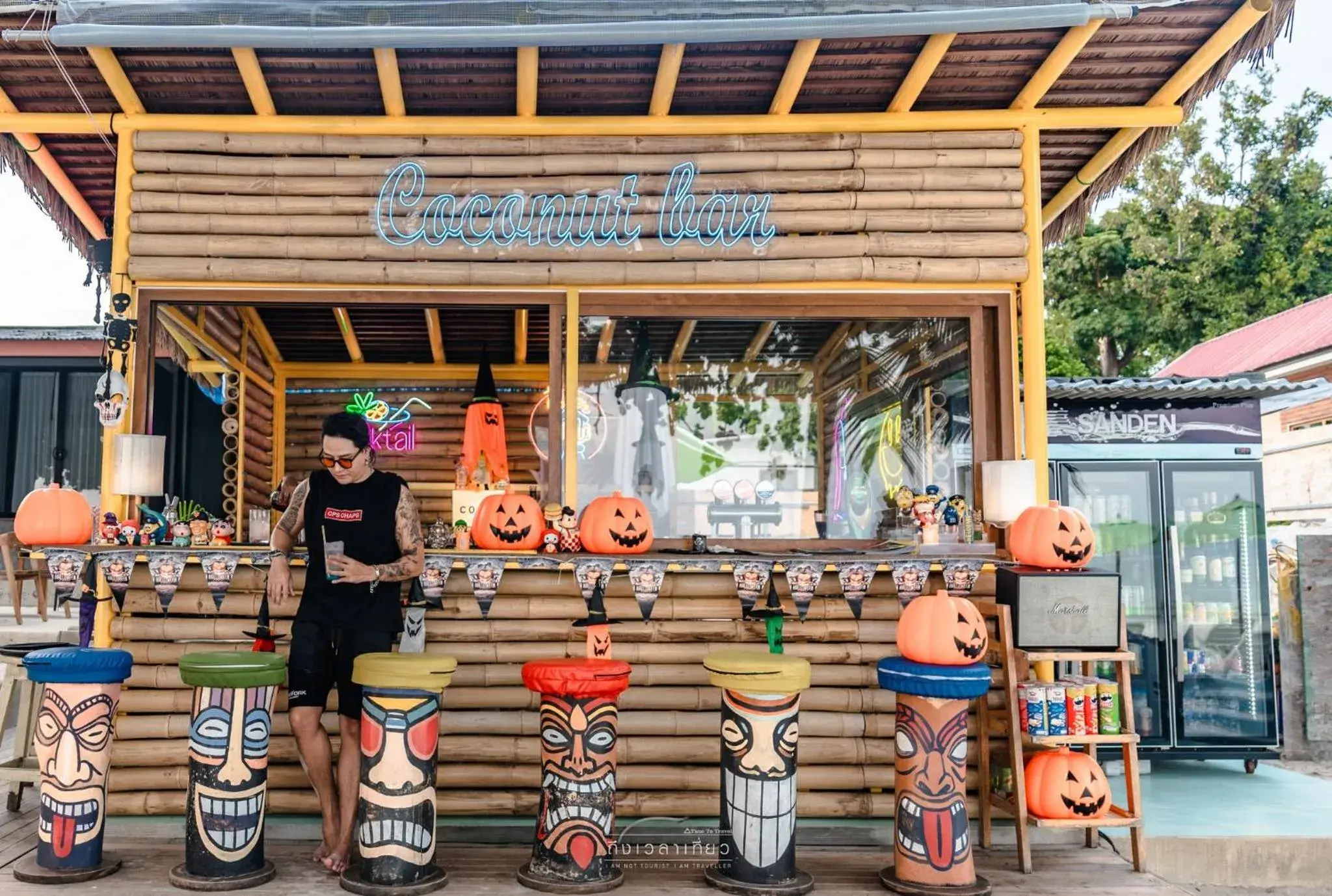 Lounge or bar in Diamond Beach Resort Lounge or bar in Diamond Beach Resort