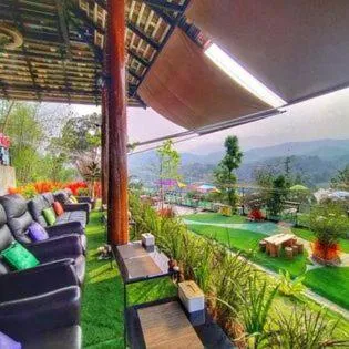 Restaurant/places to eat in Flower hill 180