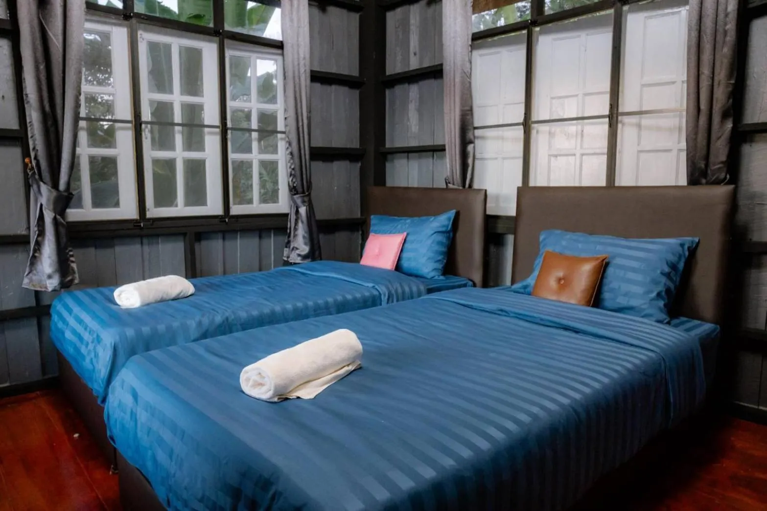 Bed in Flower hill 180