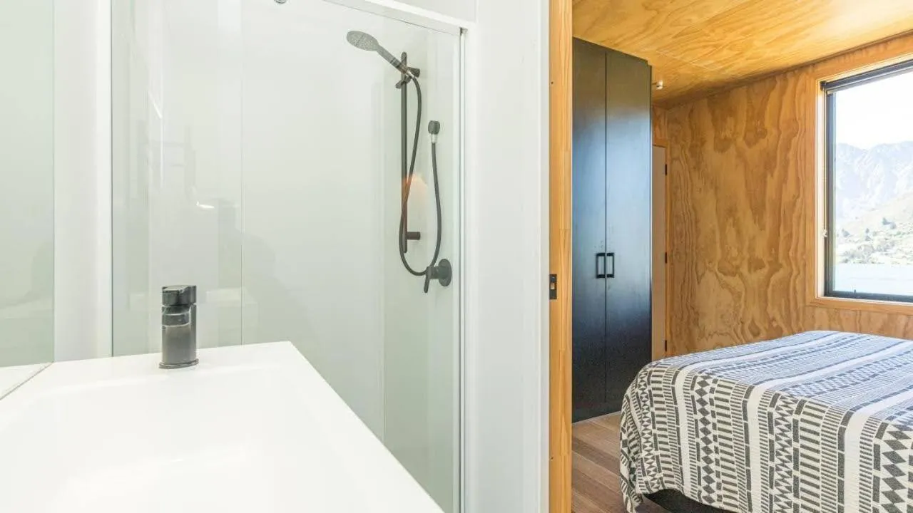 Property building, Bed in Picture Perfect - Queenstown Holiday Home