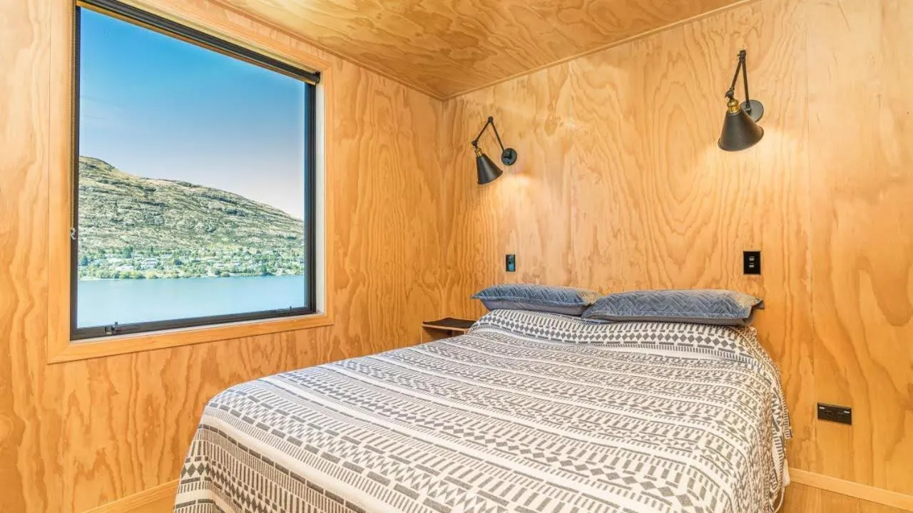 Property building, Bed in Picture Perfect - Queenstown Holiday Home