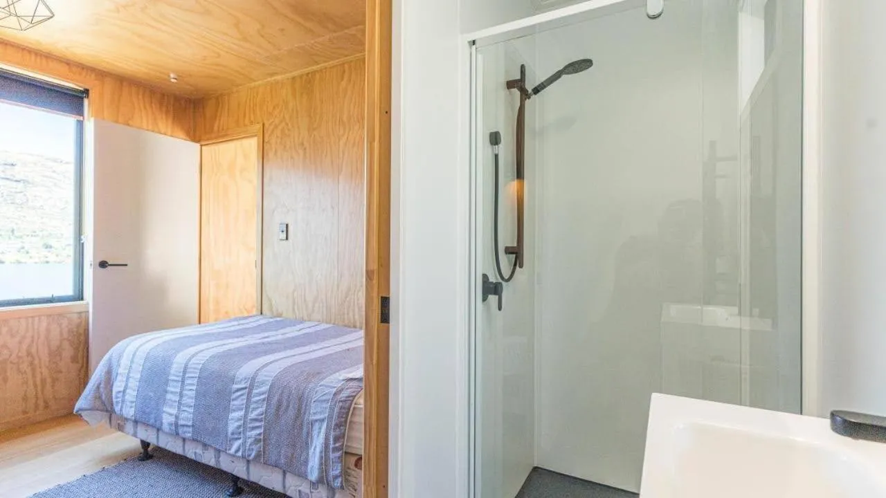 Property building, Bed in Picture Perfect - Queenstown Holiday Home