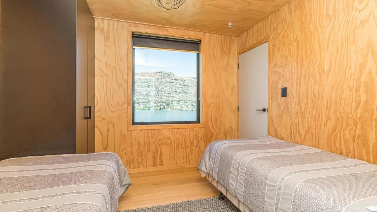 Property building, Bed in Picture Perfect - Queenstown Holiday Home