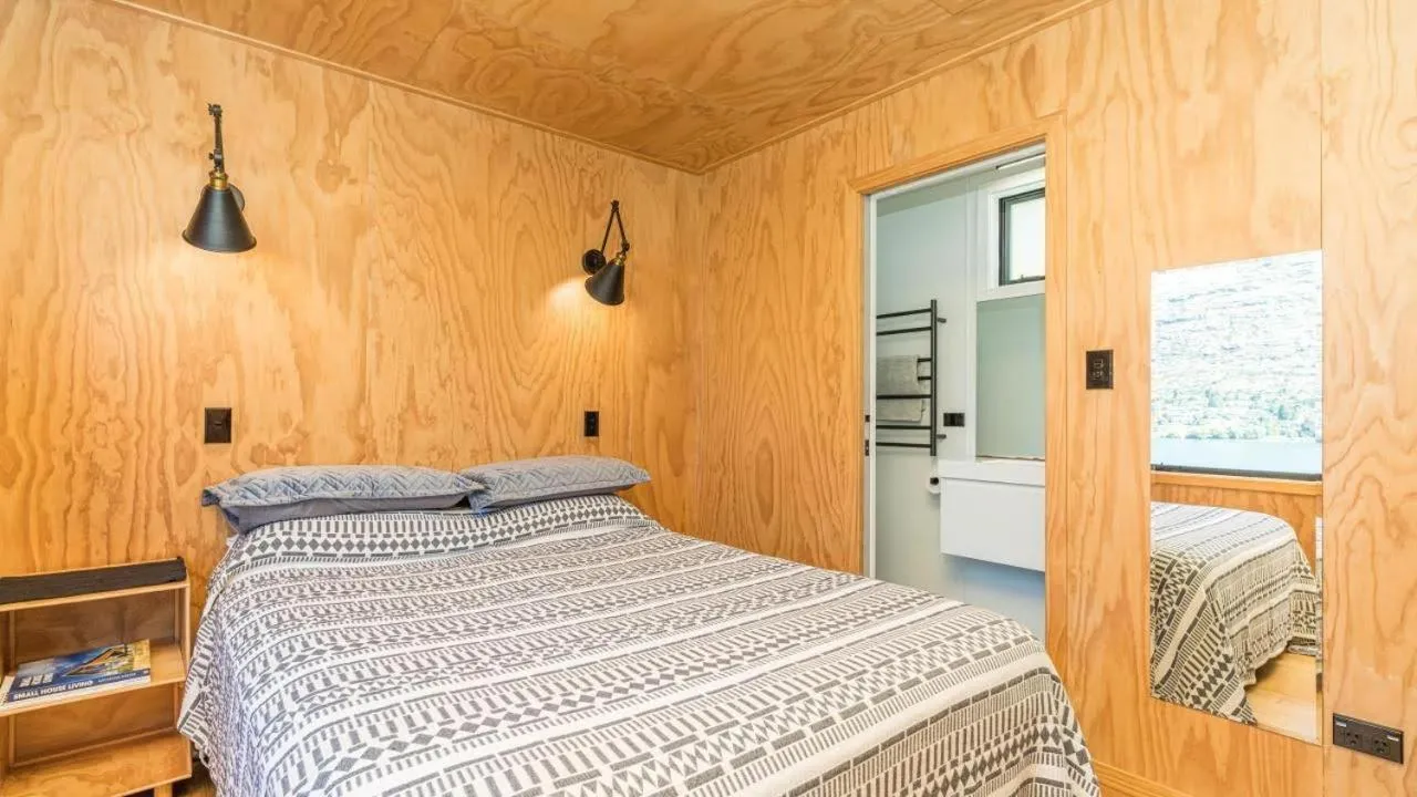 Property building, Bed in Picture Perfect - Queenstown Holiday Home