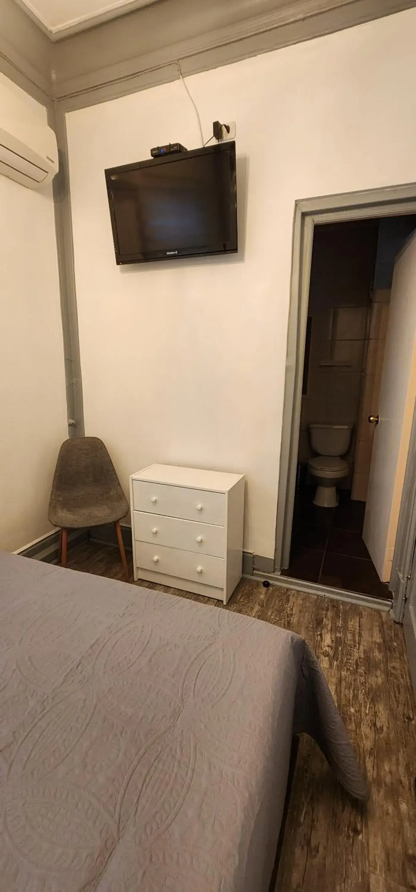 Small Double Room in Hotel Voila Londres Small Double Room in Hotel Voila Londres