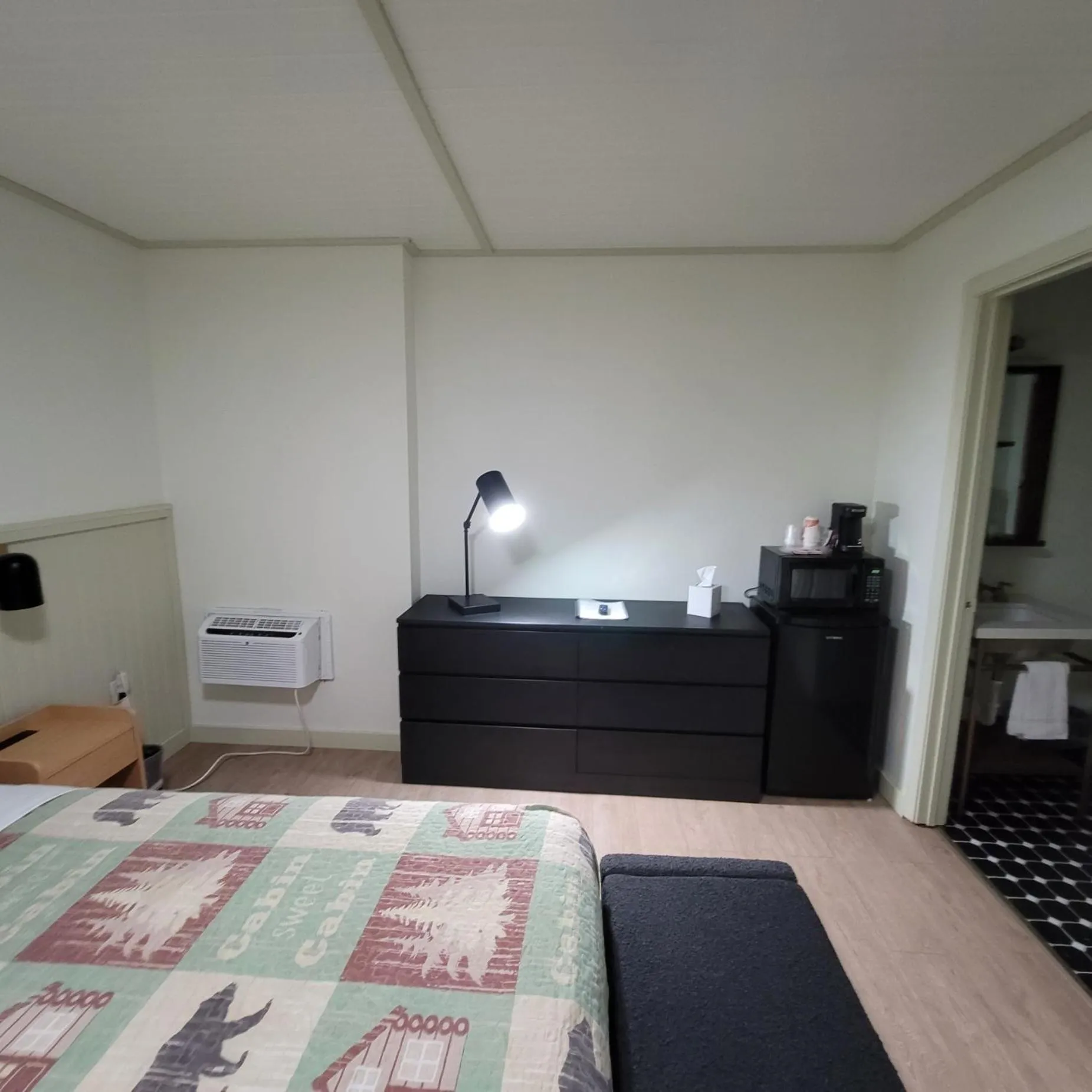 Photo of the whole room, Bed in Ski Mountain Lodge