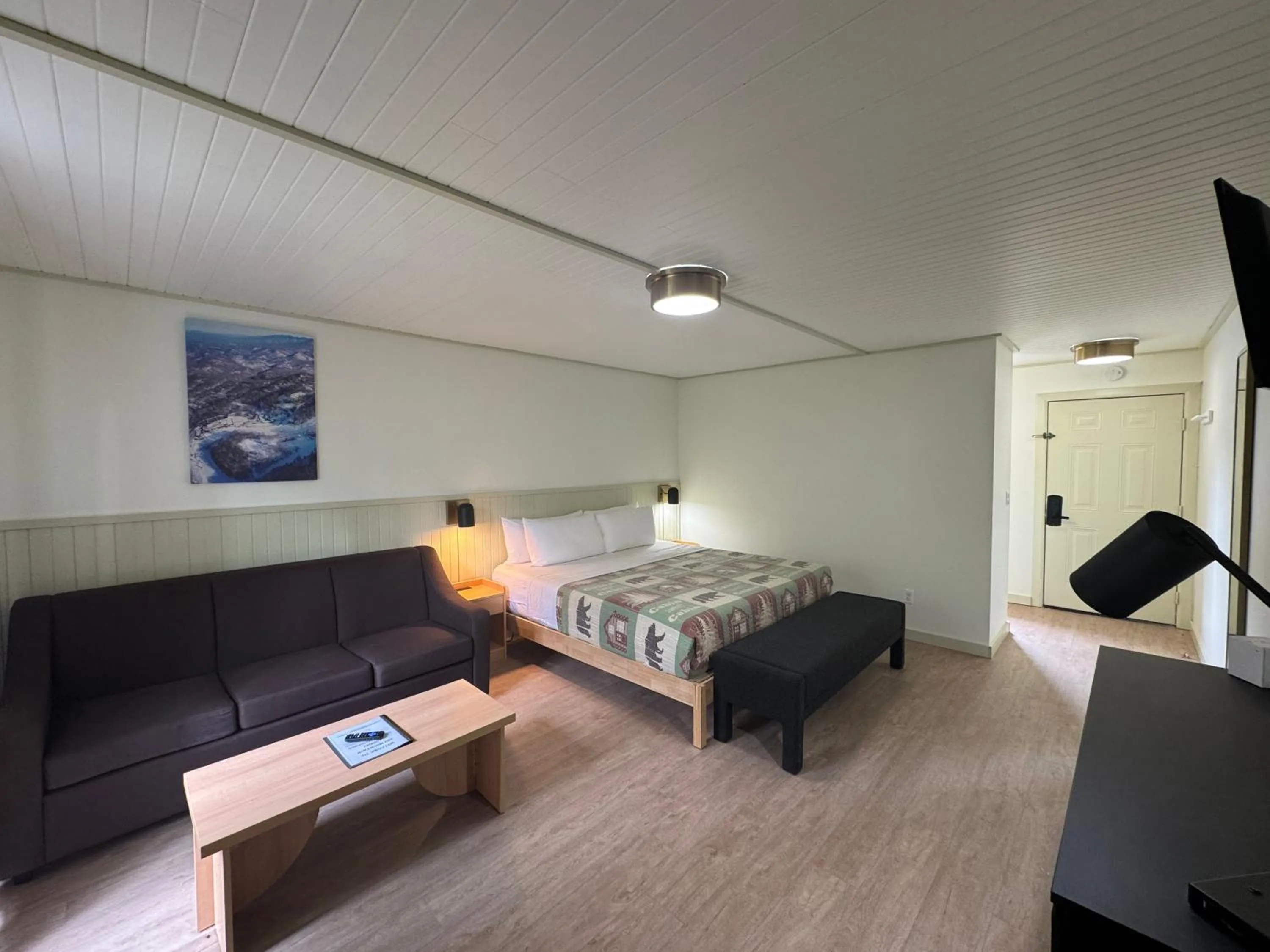 Photo of the whole room, Bed in Ski Mountain Lodge