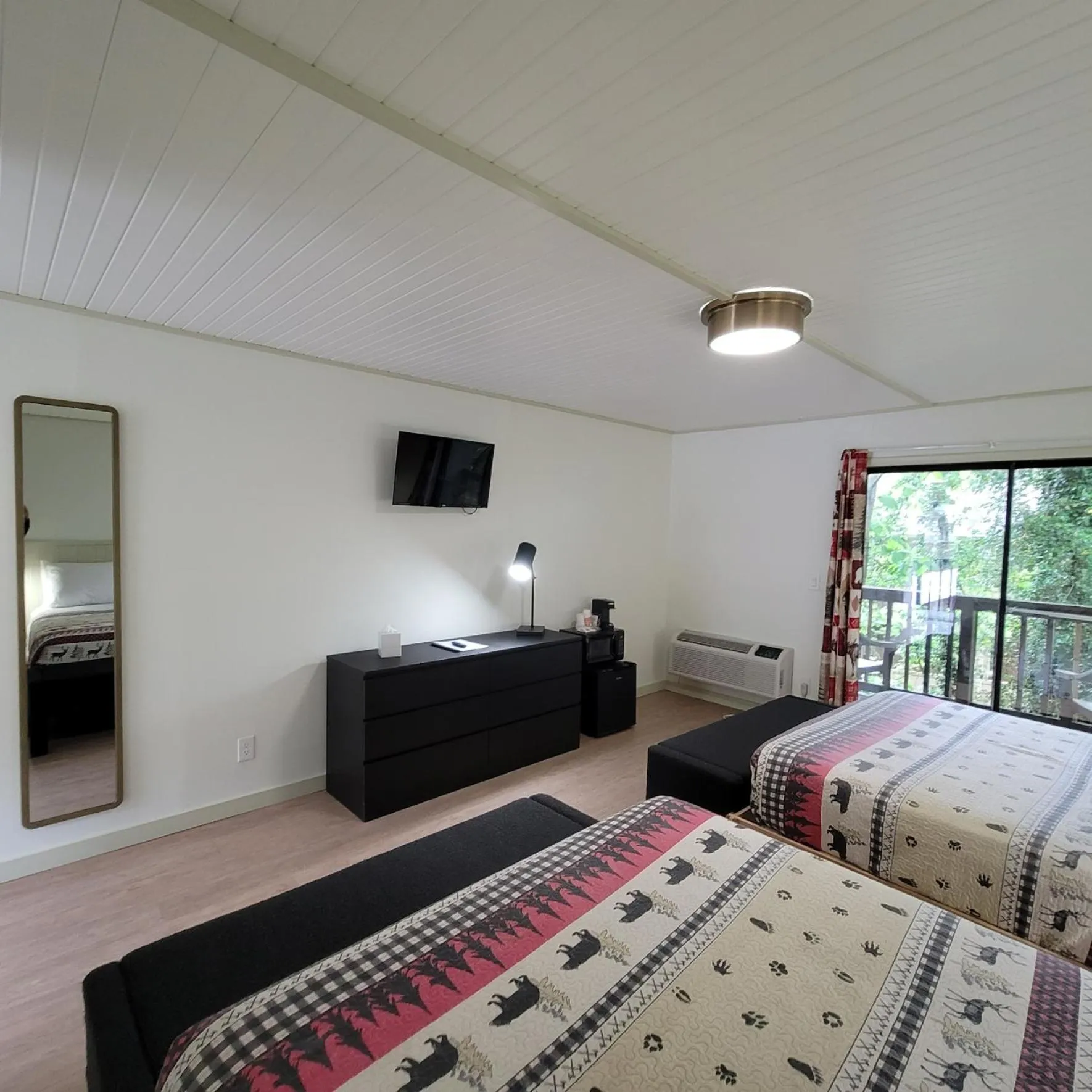 Photo of the whole room, Bed in Ski Mountain Lodge