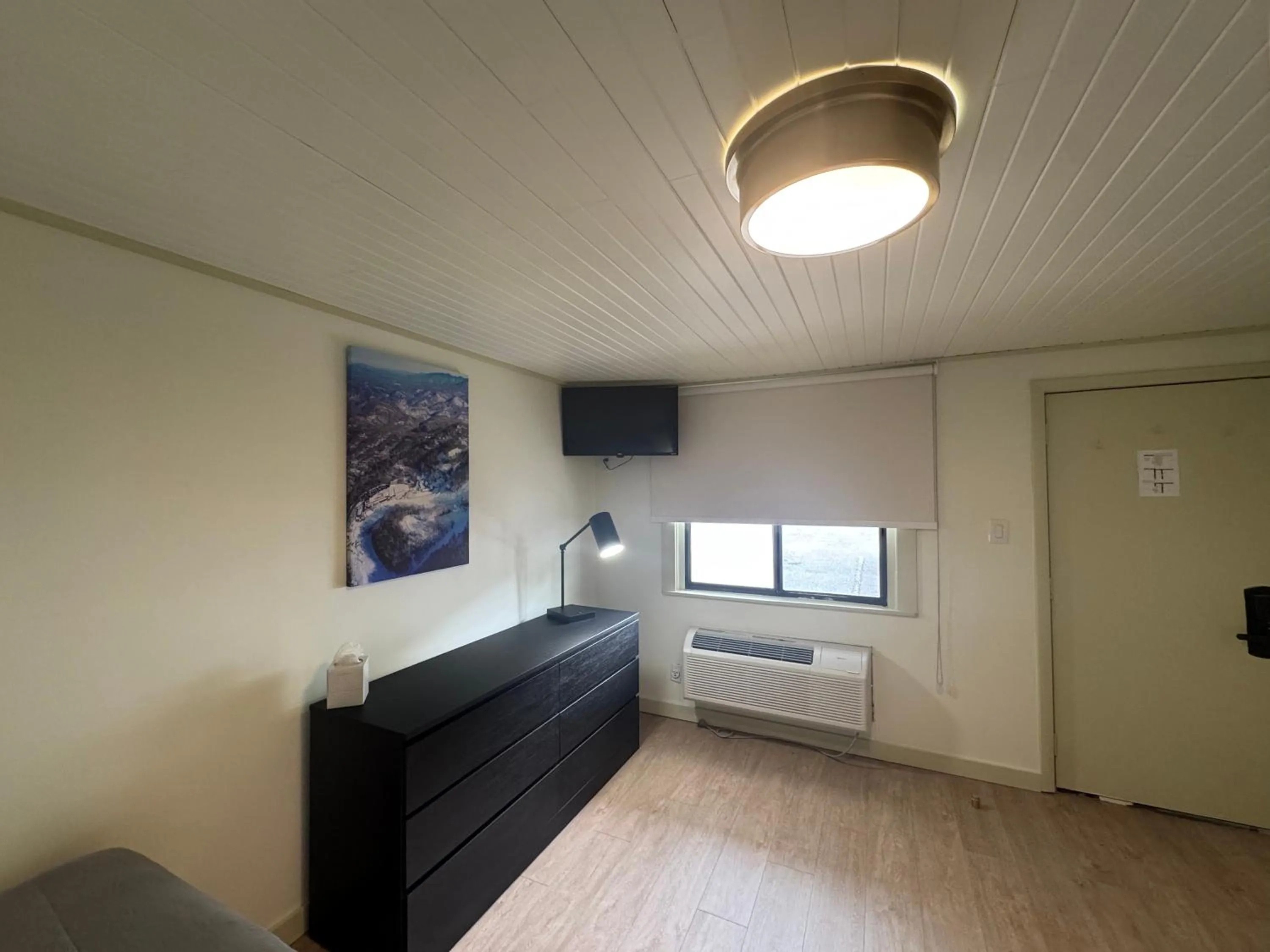 Photo of the whole room in Ski Mountain Lodge