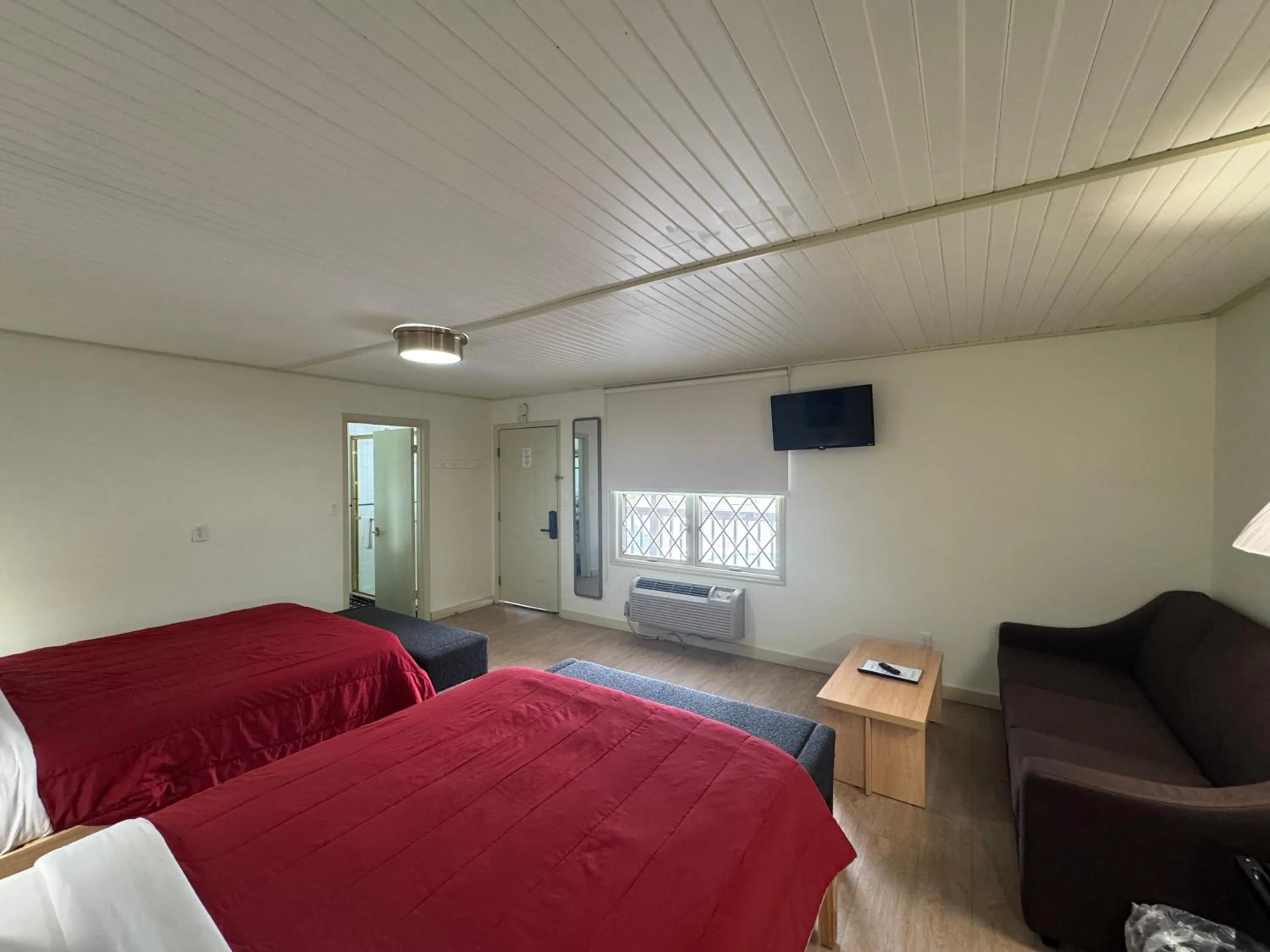 Photo of the whole room, Bed in Ski Mountain Lodge