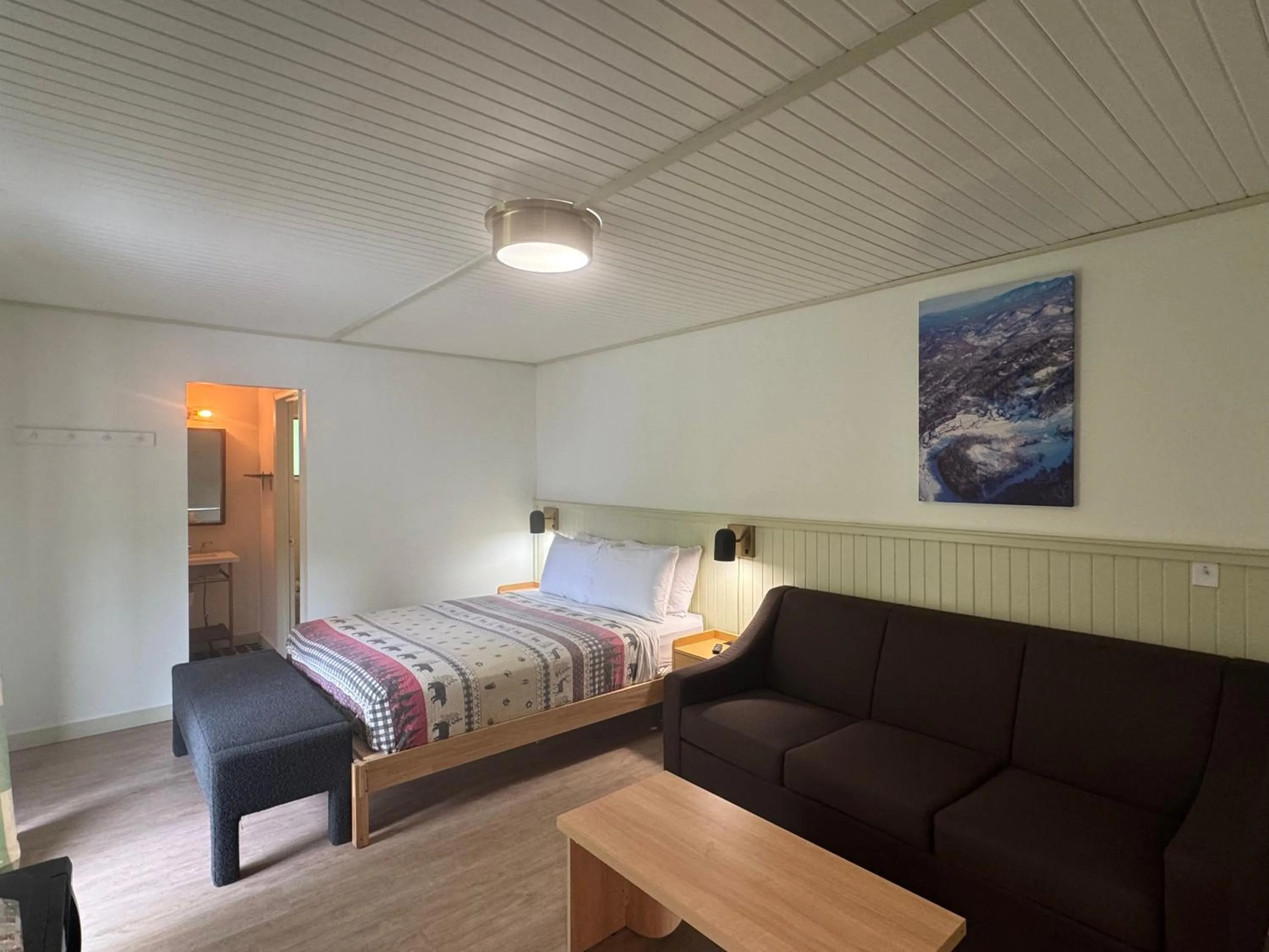 Photo of the whole room, Bed in Ski Mountain Lodge