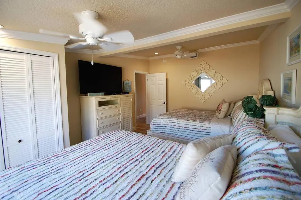 Bed in Bahamian Cottage - Heated Pool Walk to the Beach