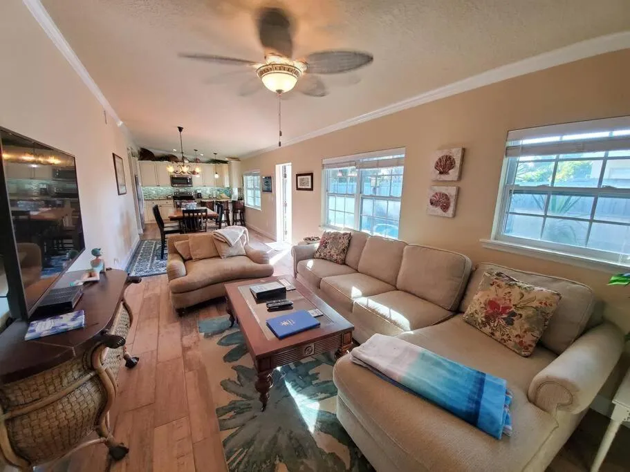 Bahamian Cottage - Heated Pool Walk to the Beach