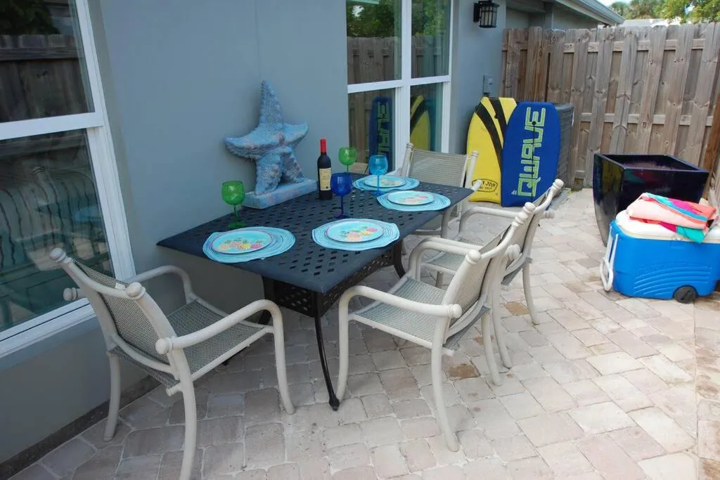 Bahamian Cottage - Heated Pool Walk to the Beach
