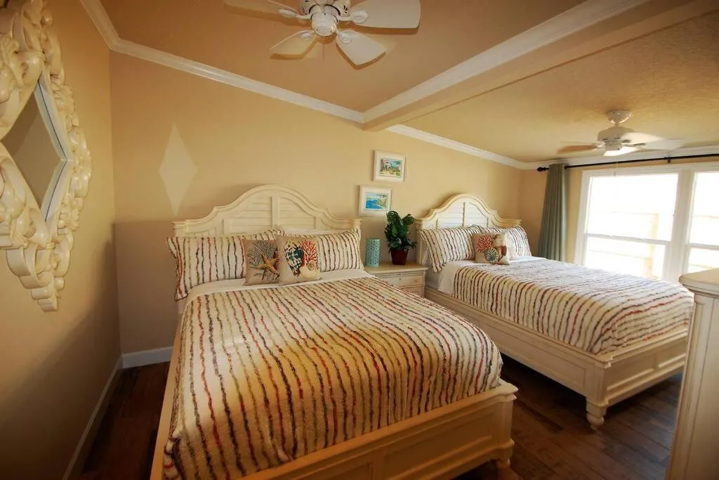 Bed in Bahamian Cottage - Heated Pool Walk to the Beach