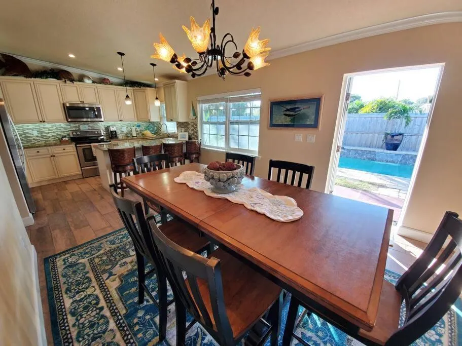 Bahamian Cottage - Heated Pool Walk to the Beach