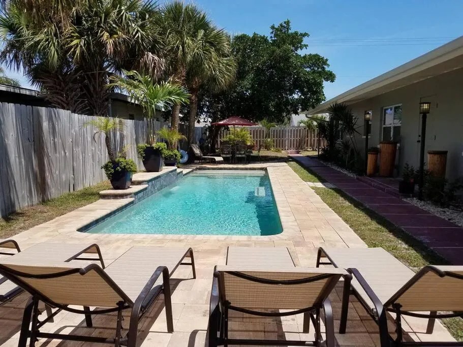 Bahamian Cottage - Heated Pool Walk to the Beach